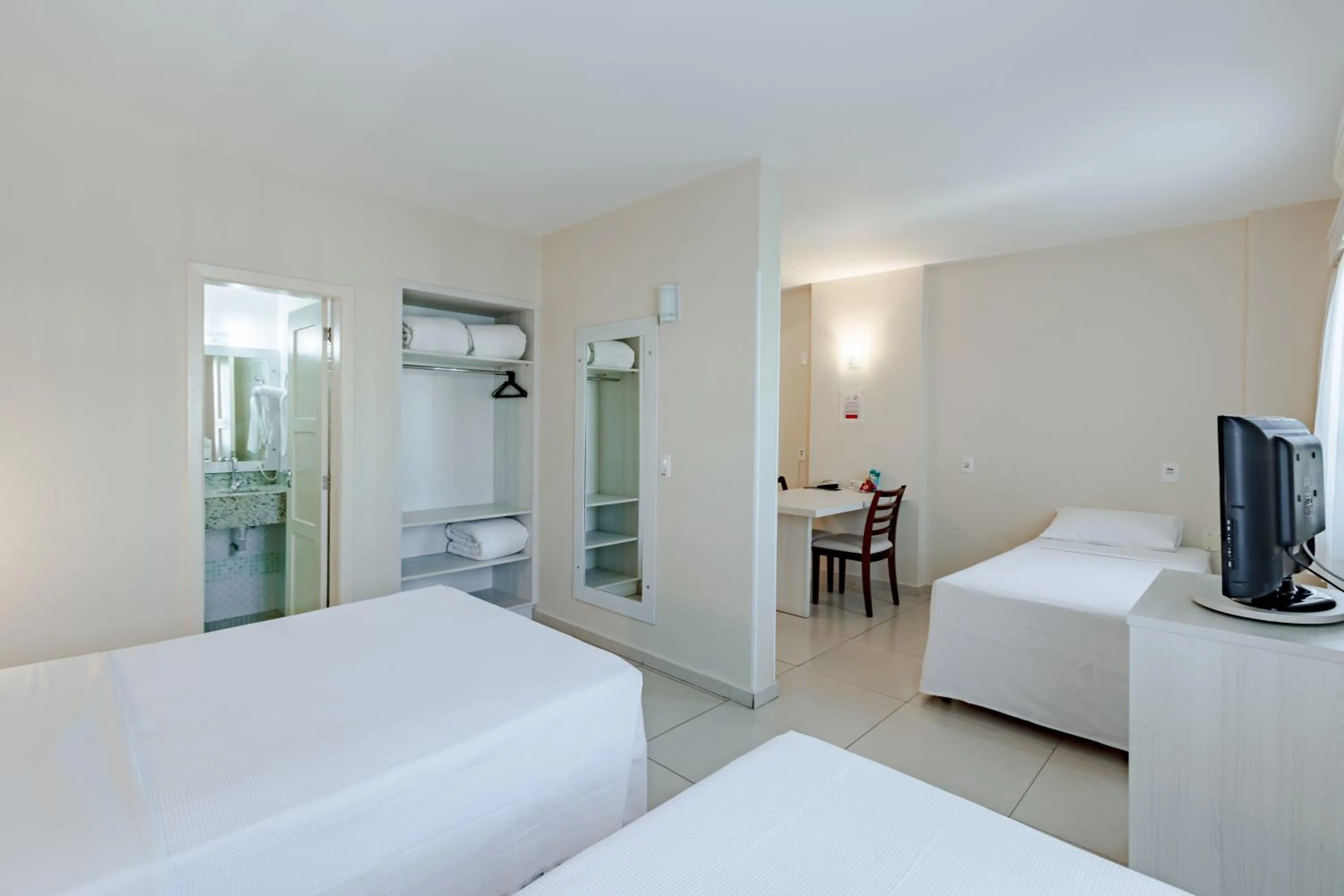 Photo of the whole room, Bed in Bristol Sabrina Hotel de Charme Joinville