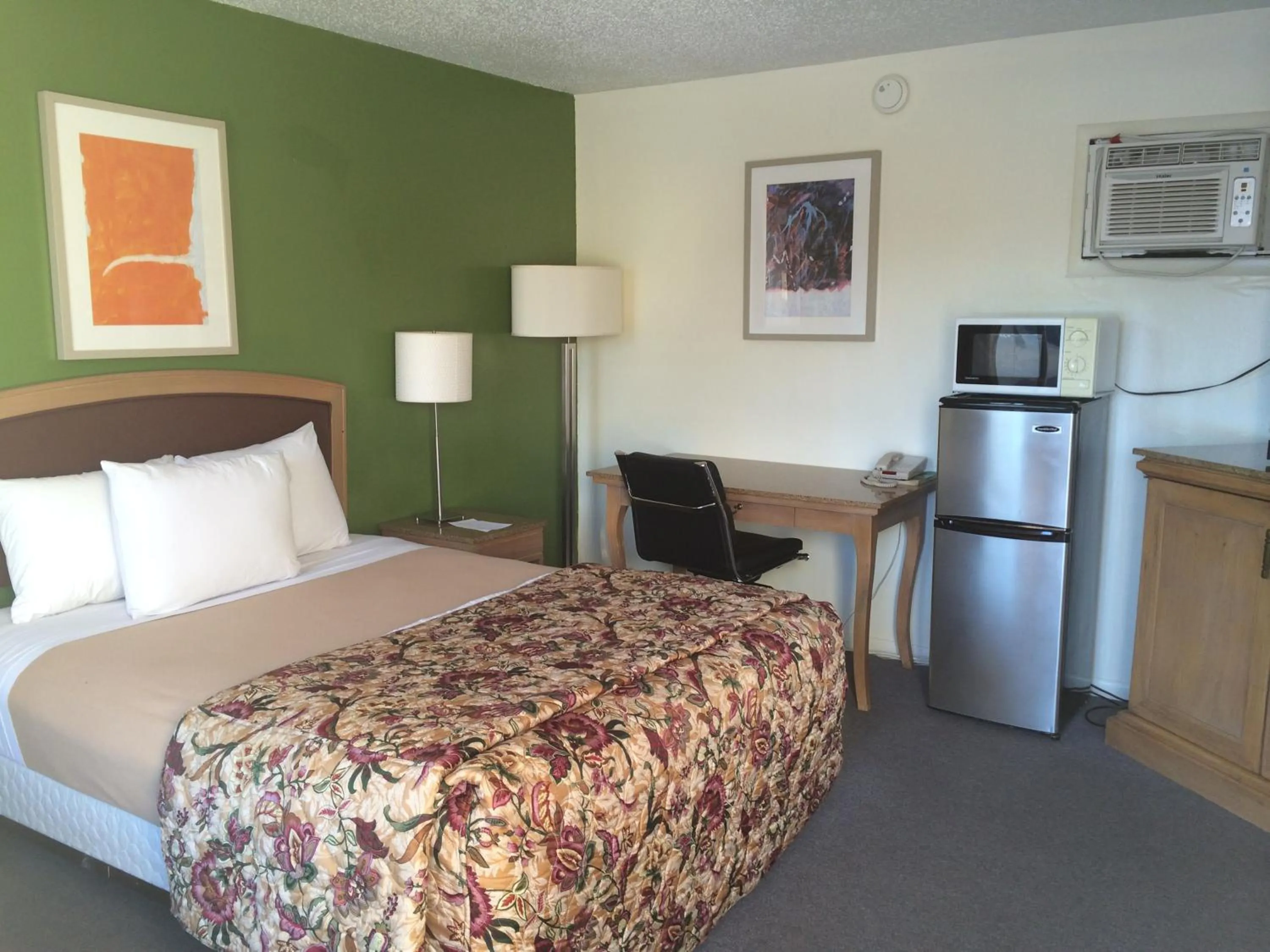 Photo of the whole room, Bed in Alamo Motel