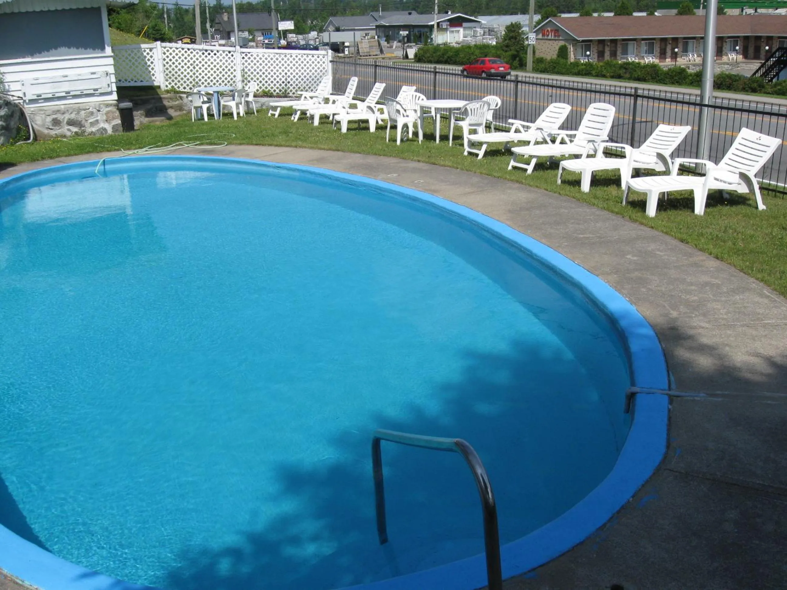 Swimming pool in Motel Clair Mont
