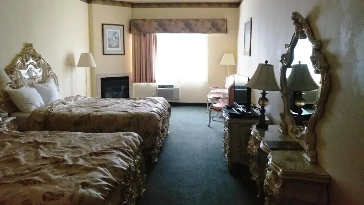 Queen Room with Two Queen Beds in Palace Inn & Suites Queen Room with Two Queen Beds in Palace Inn & Suites
