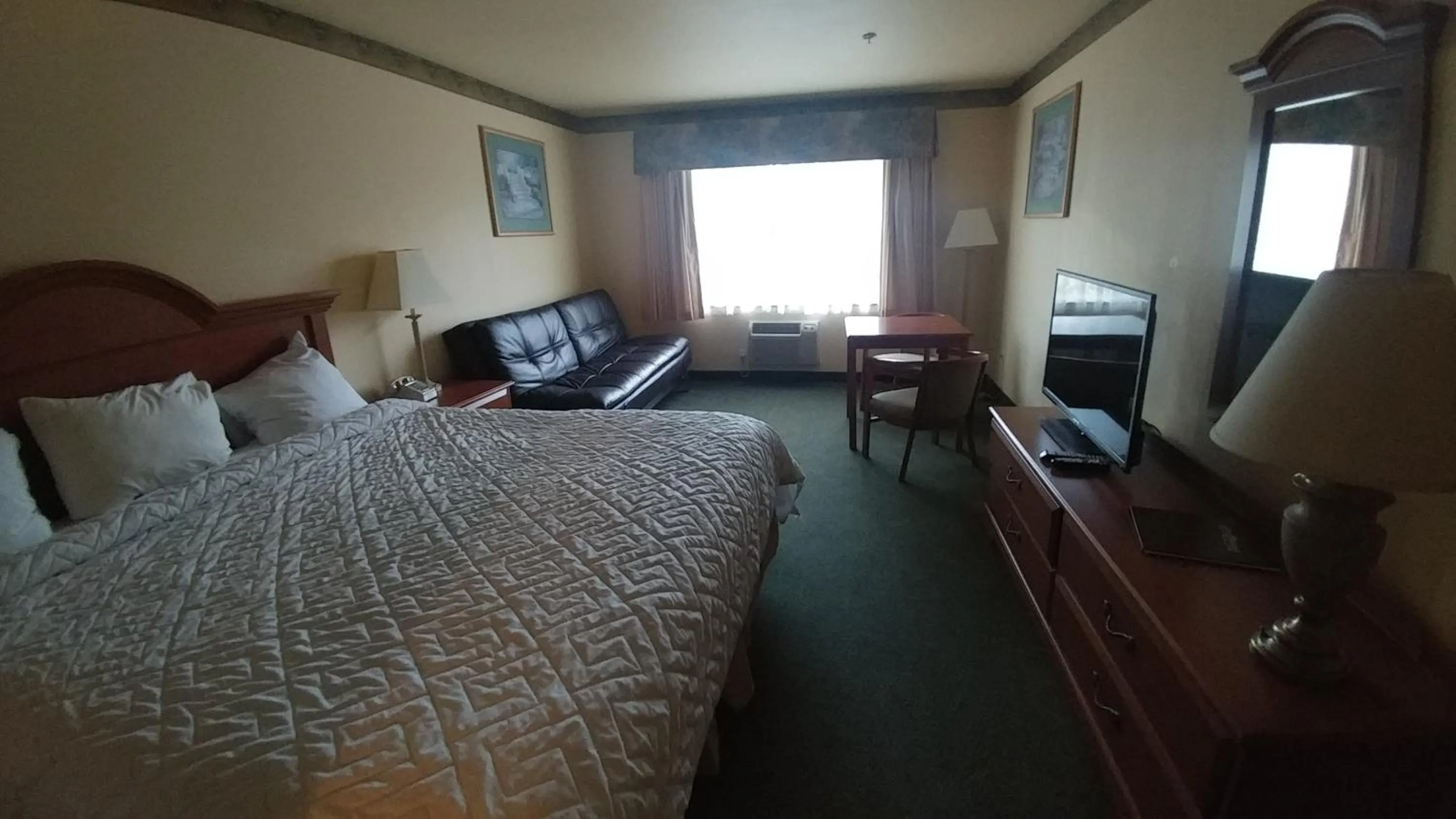 Bed in Palace Inn & Suites