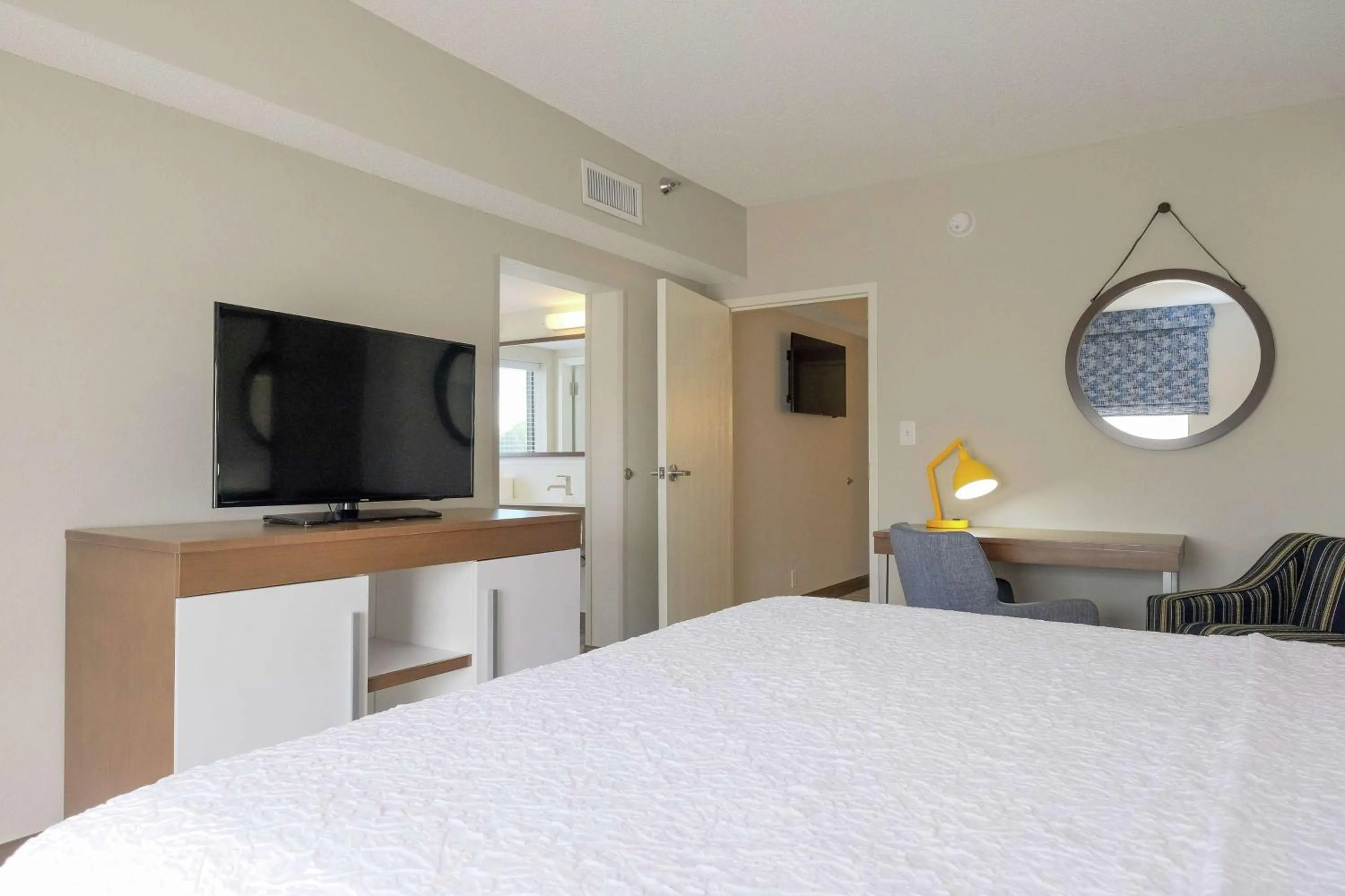 Bedroom, Bed in Hampton Inn Edenton