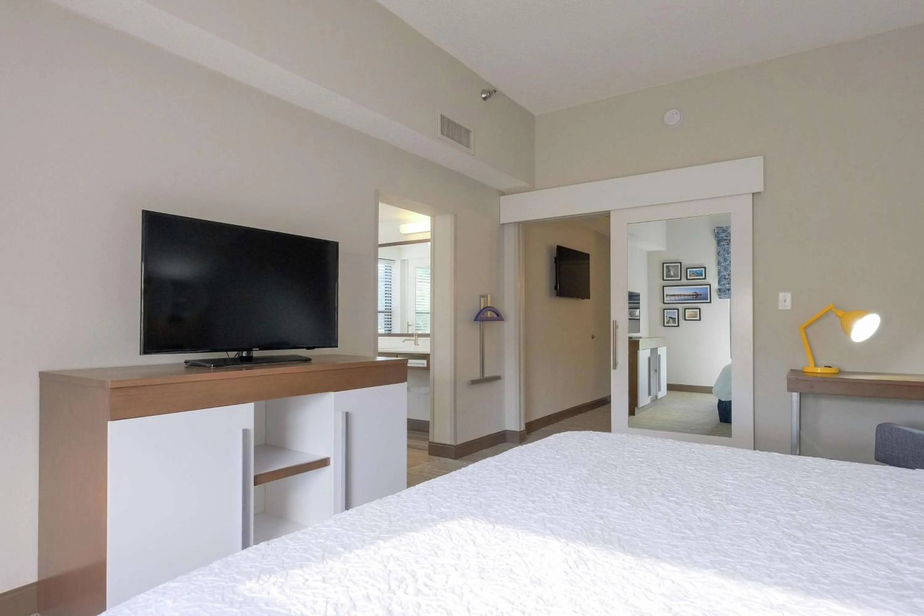 Bedroom, Bed in Hampton Inn Edenton