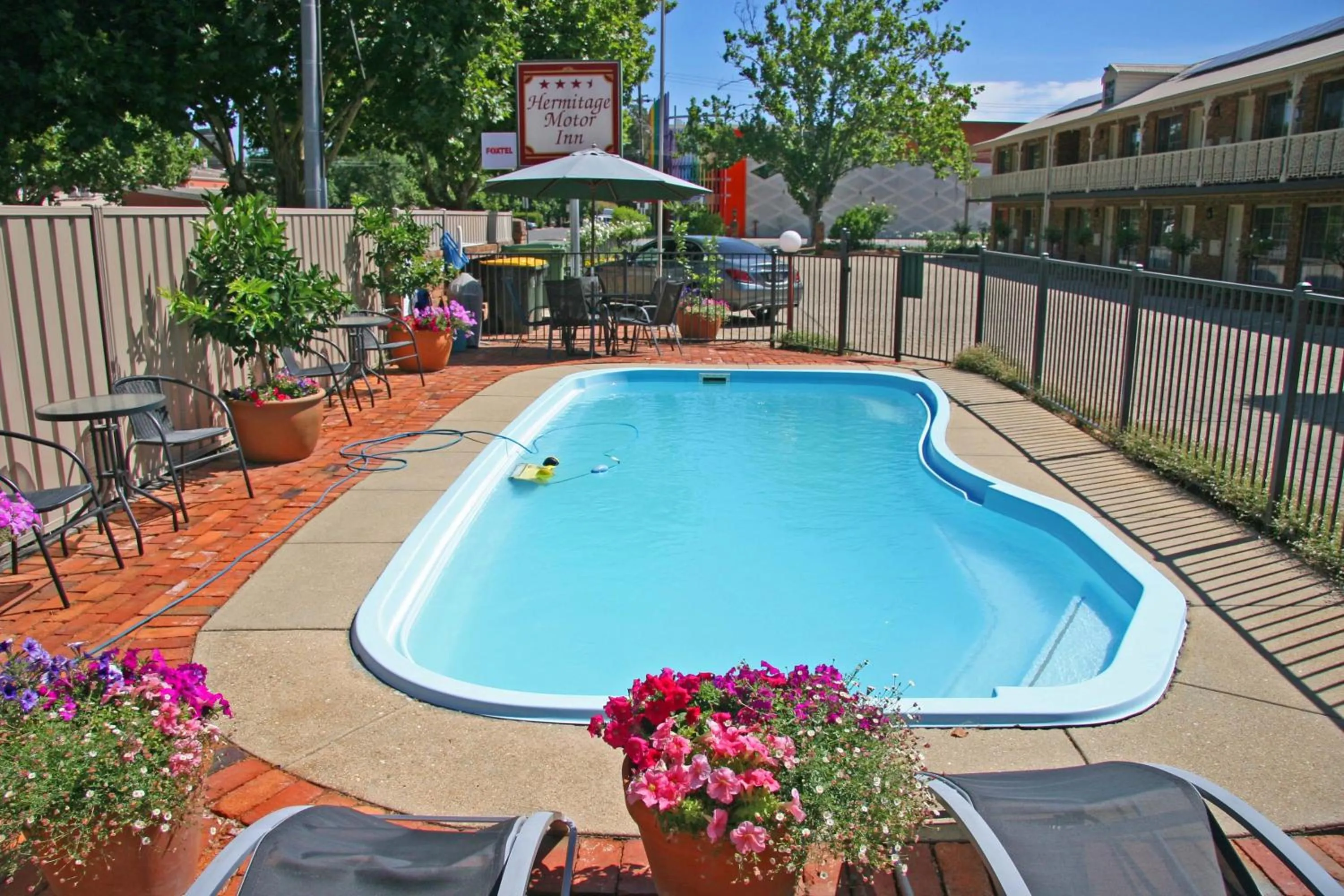 Swimming pool in Hermitage Motor Inn