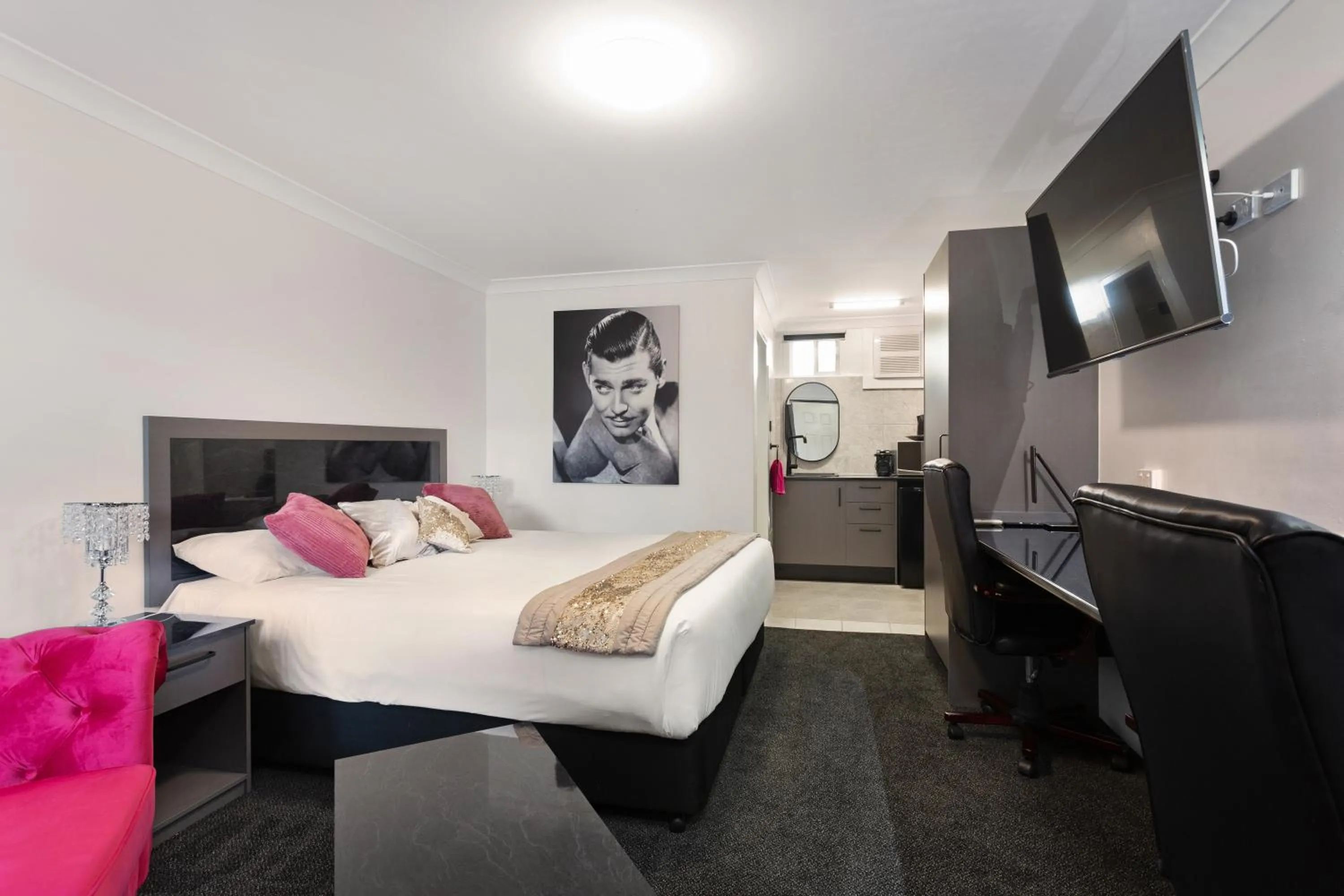 Bedroom, Bed in Alabaster Motor Inn