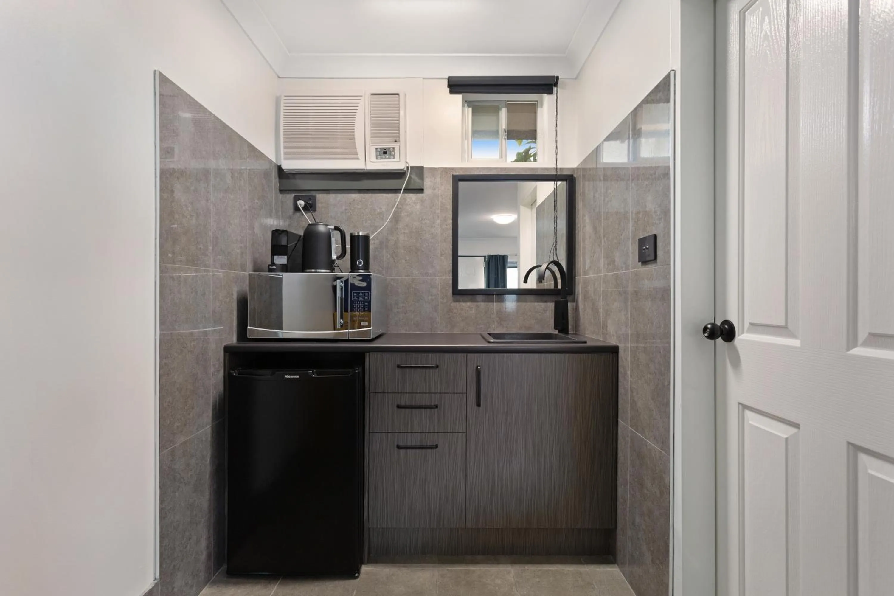 Coffee/tea facilities in Alabaster Motor Inn