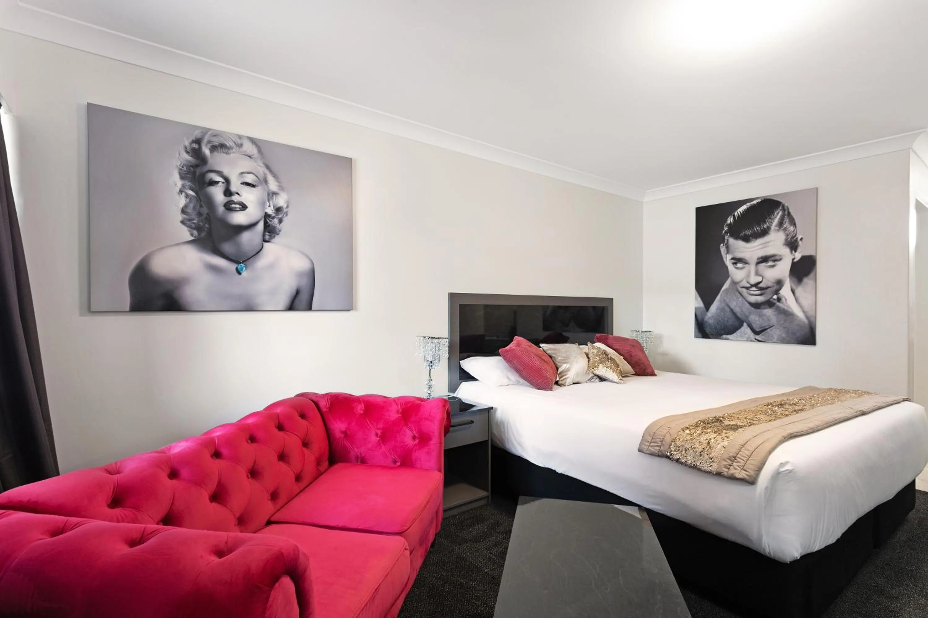 Bedroom, Bed in Alabaster Motor Inn