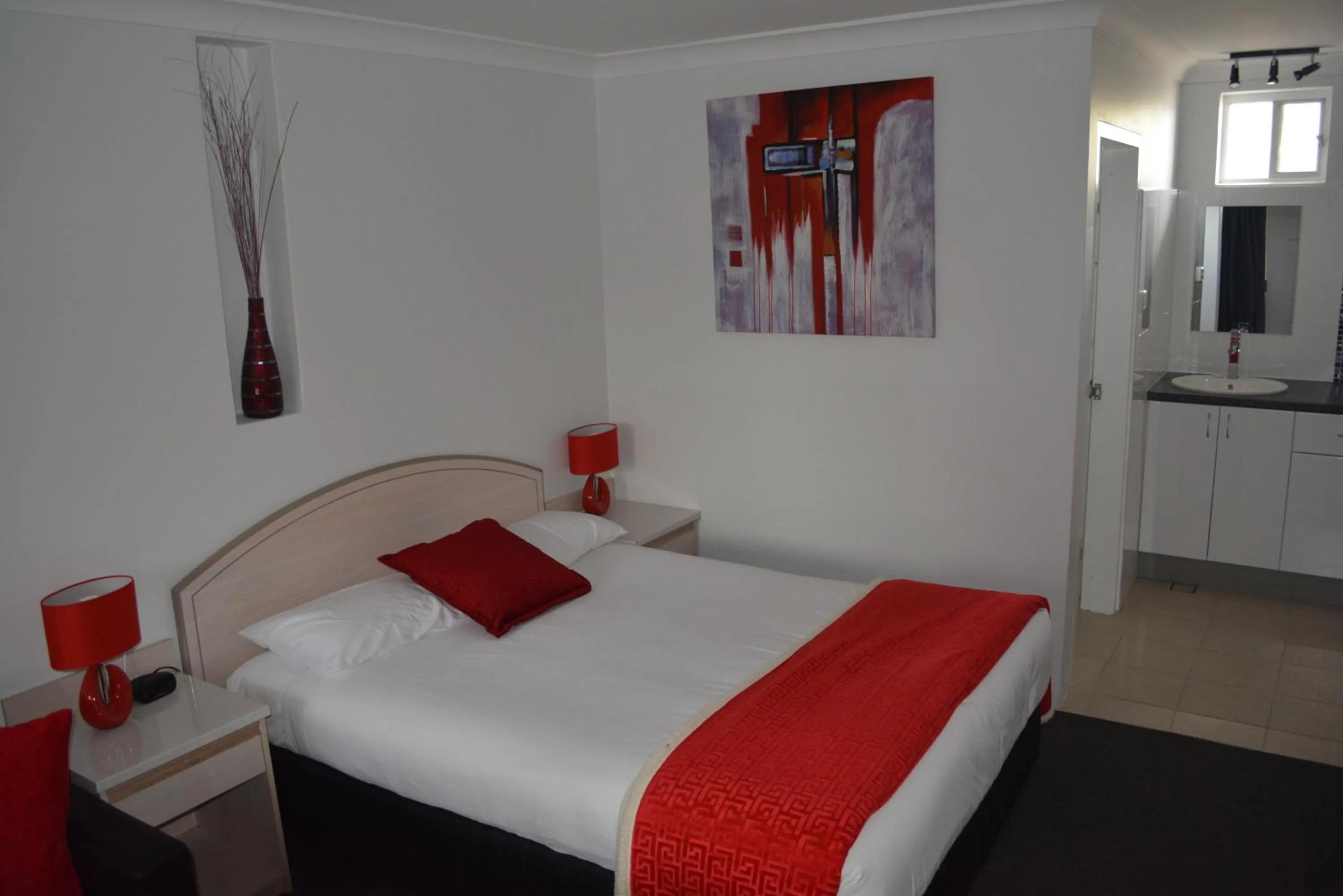 Bed in Alabaster Motor Inn