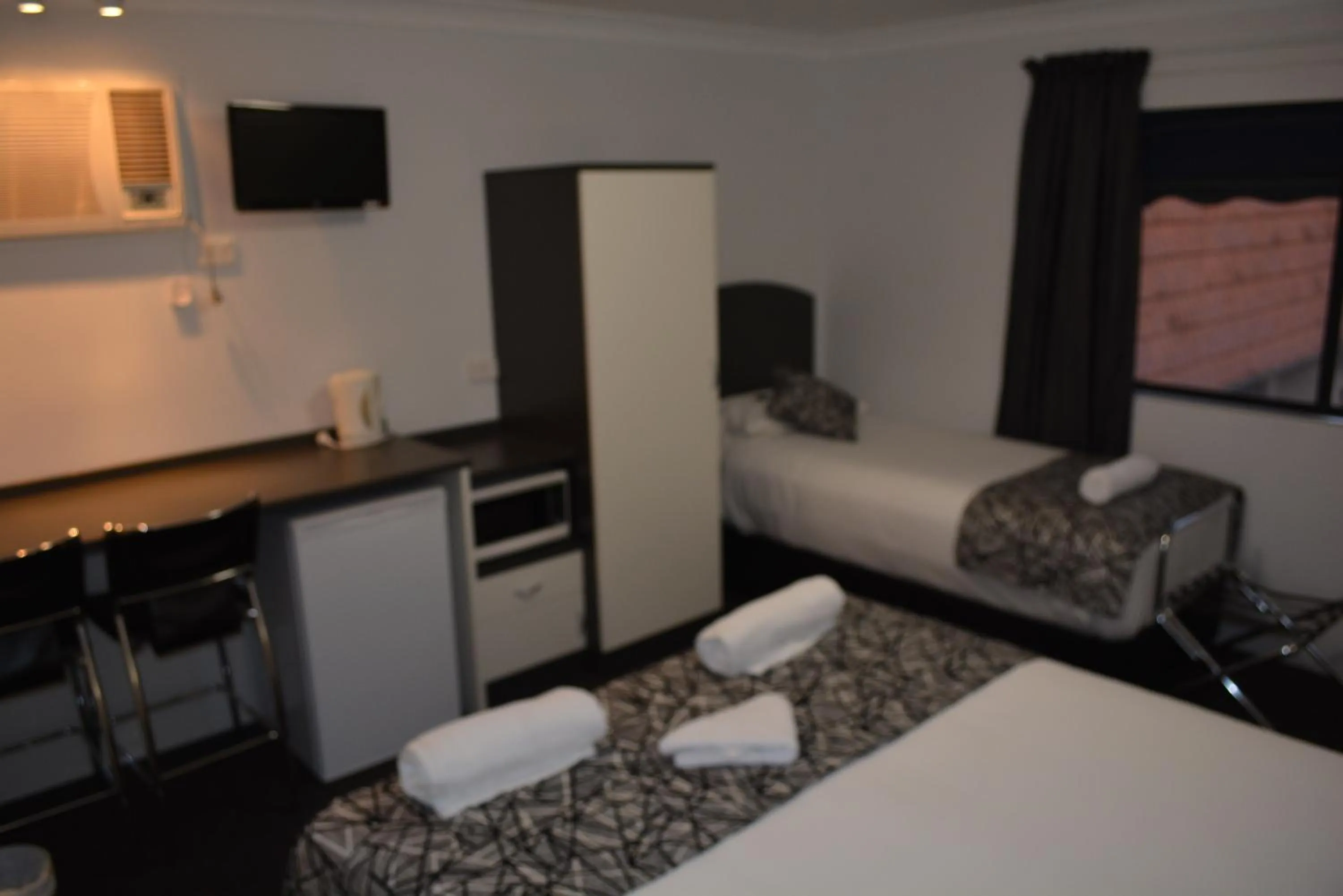 Photo of the whole room, Bed in Alabaster Motor Inn