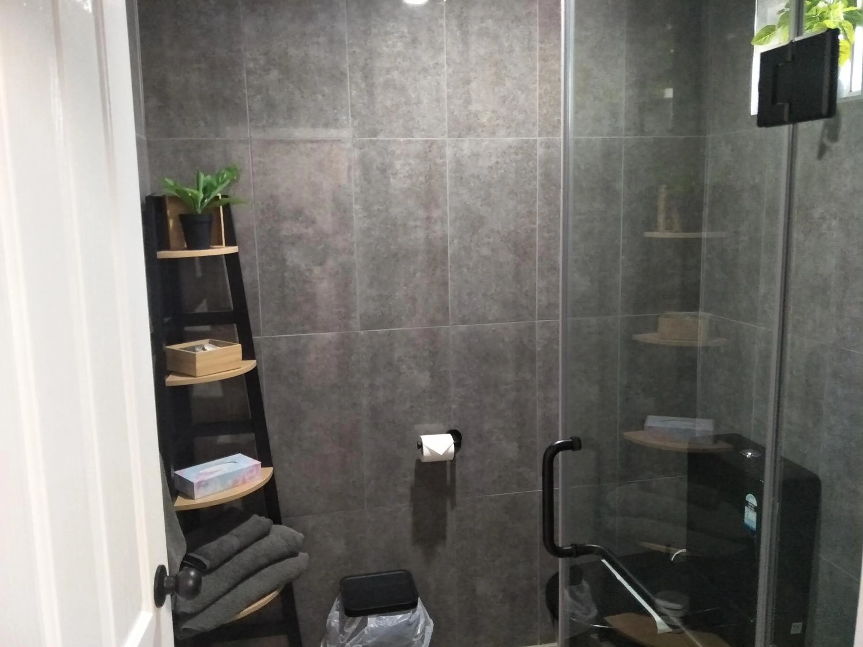 Bathroom in Alabaster Motor Inn