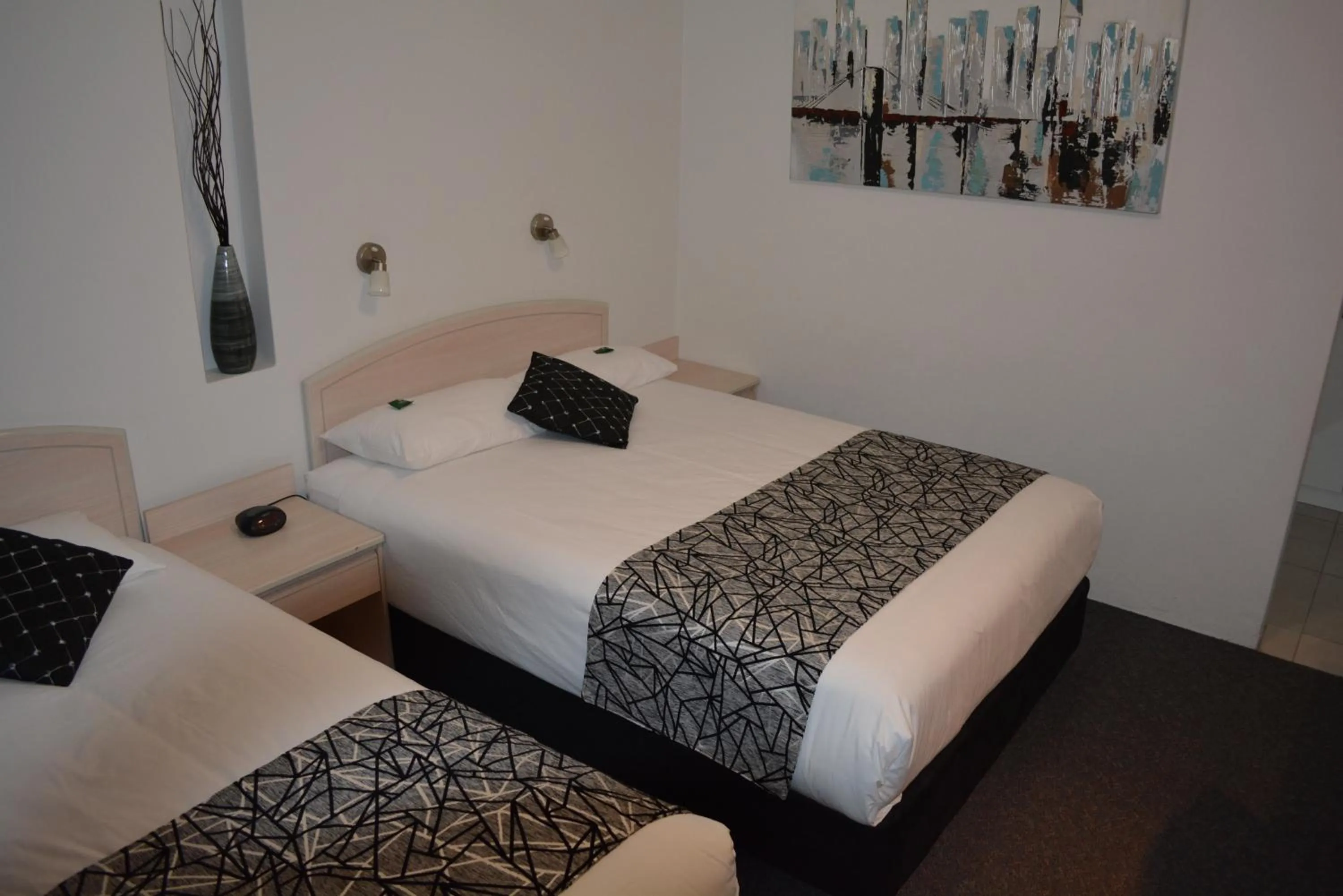 Bedroom, Bed in Alabaster Motor Inn