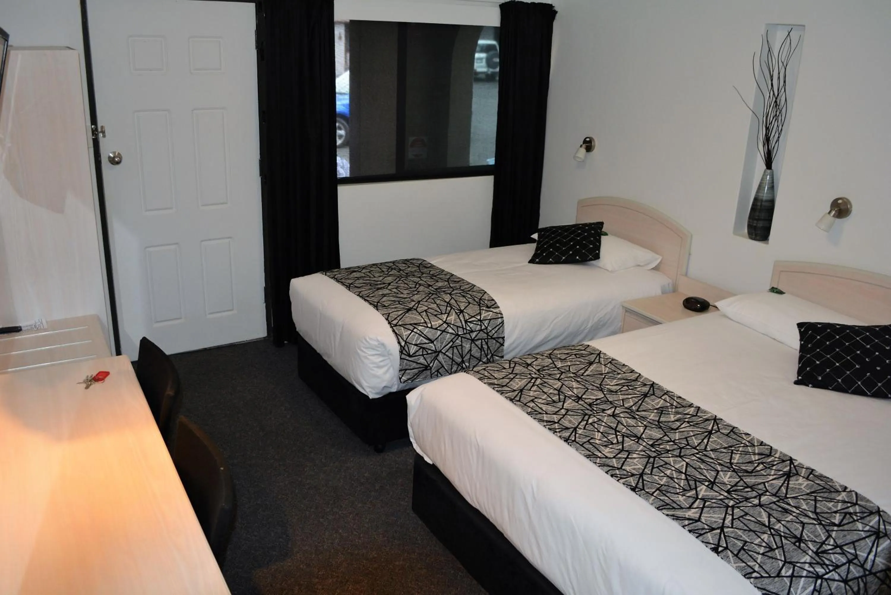 Bed in Alabaster Motor Inn