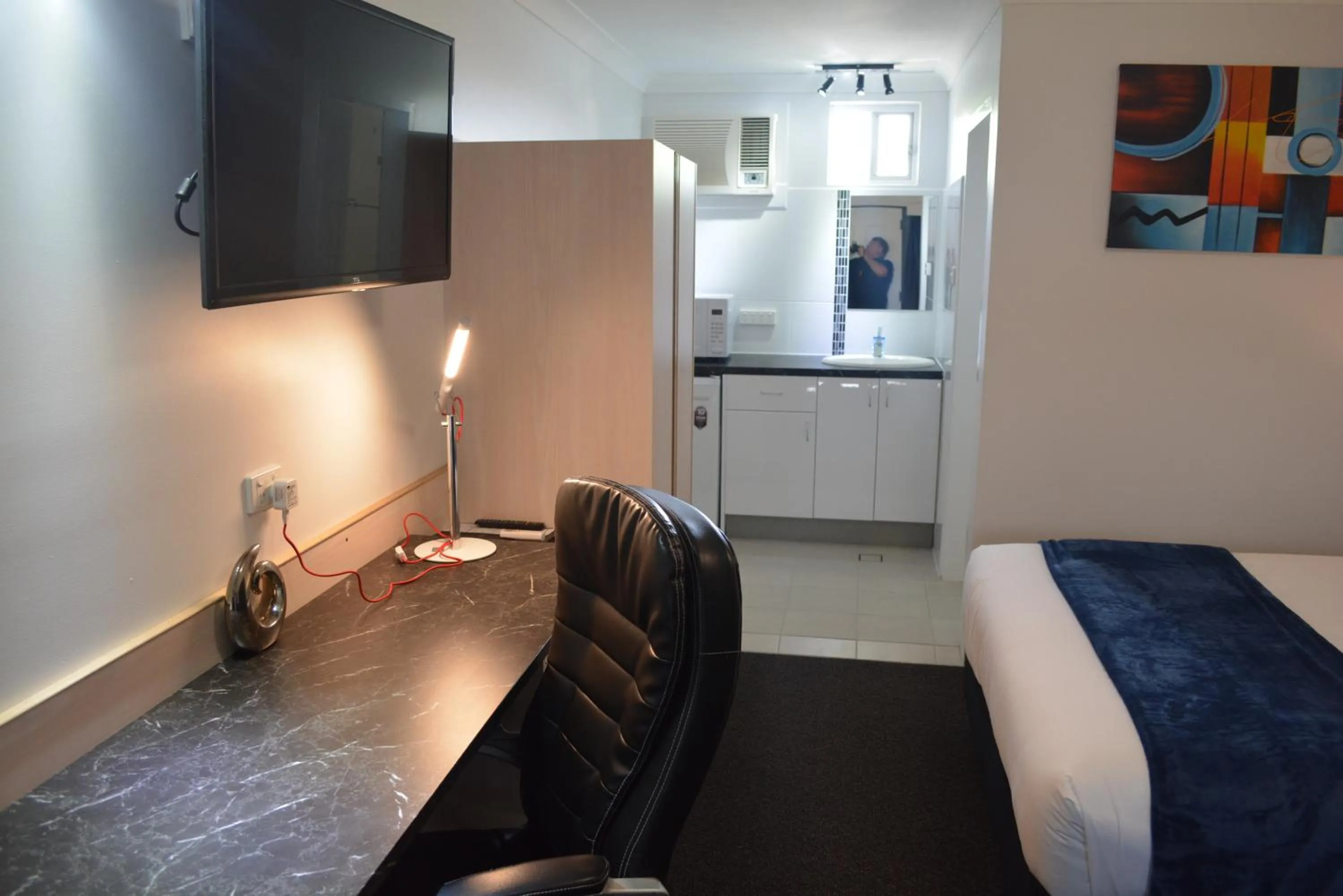 Coffee/tea facilities, Bed in Alabaster Motor Inn