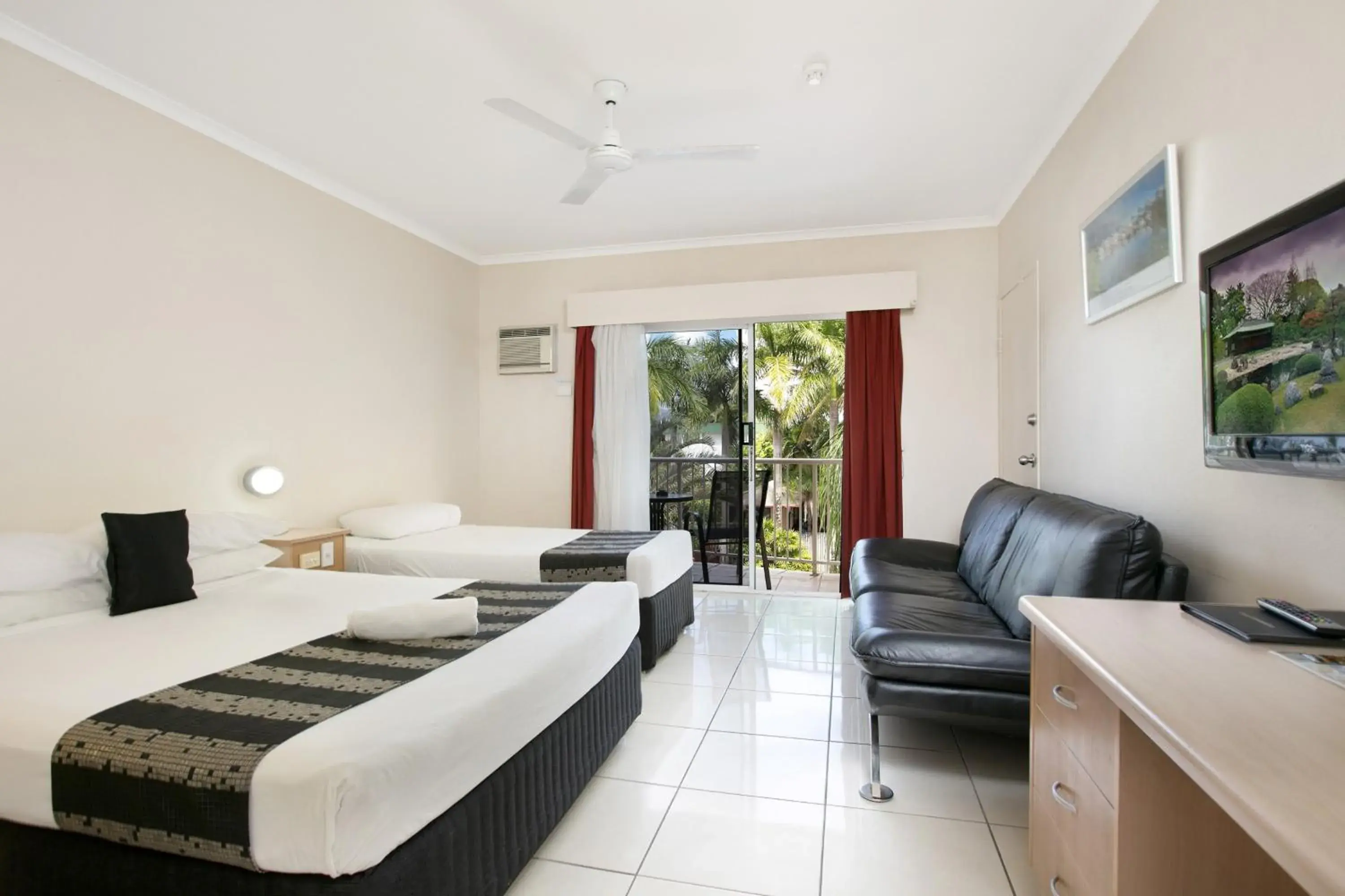 Twin Room with Balcony in Cairns City Sheridan Motel Twin Room with Balcony in Cairns City Sheridan Motel