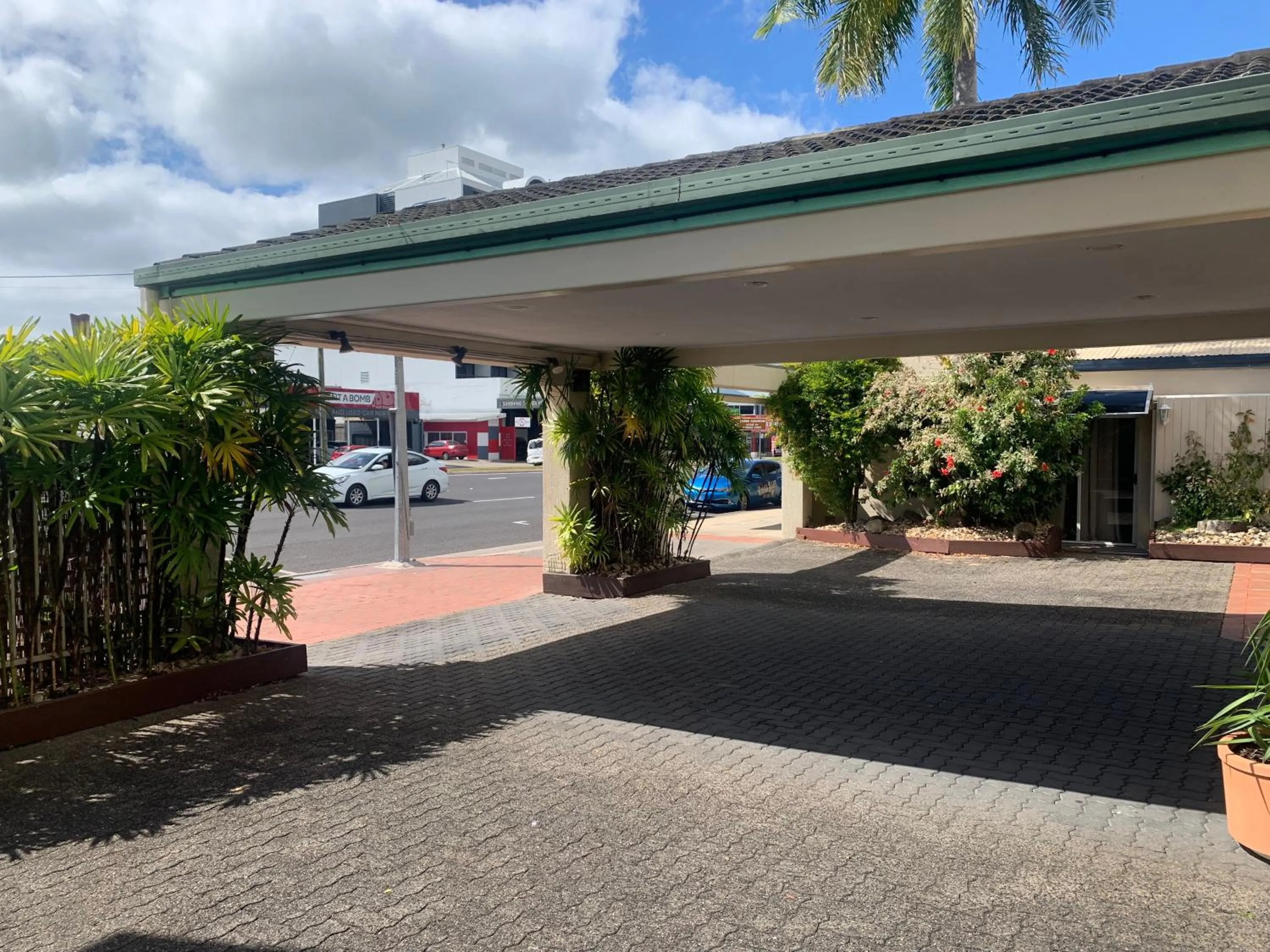 Facade/entrance in Cairns City Sheridan Motel