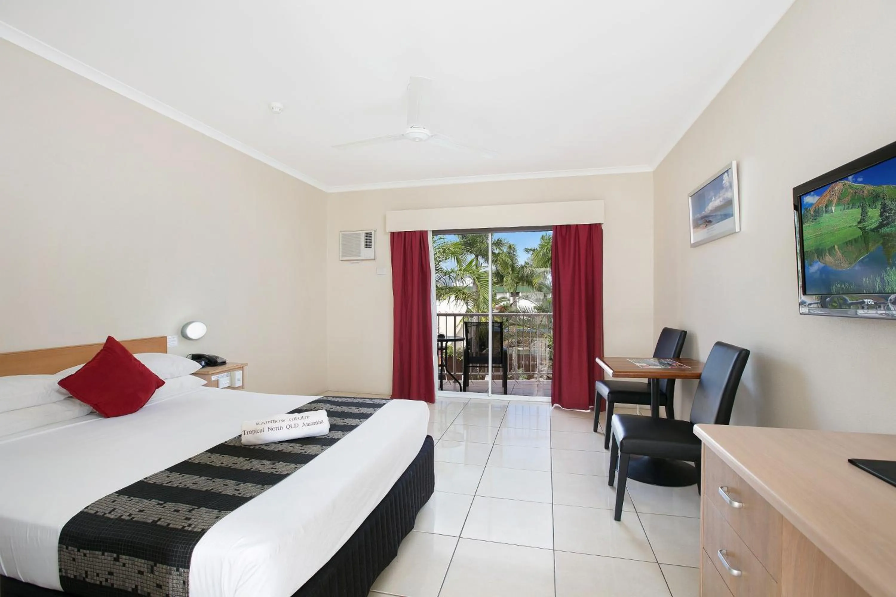 Photo of the whole room, Bed in Cairns City Sheridan Motel