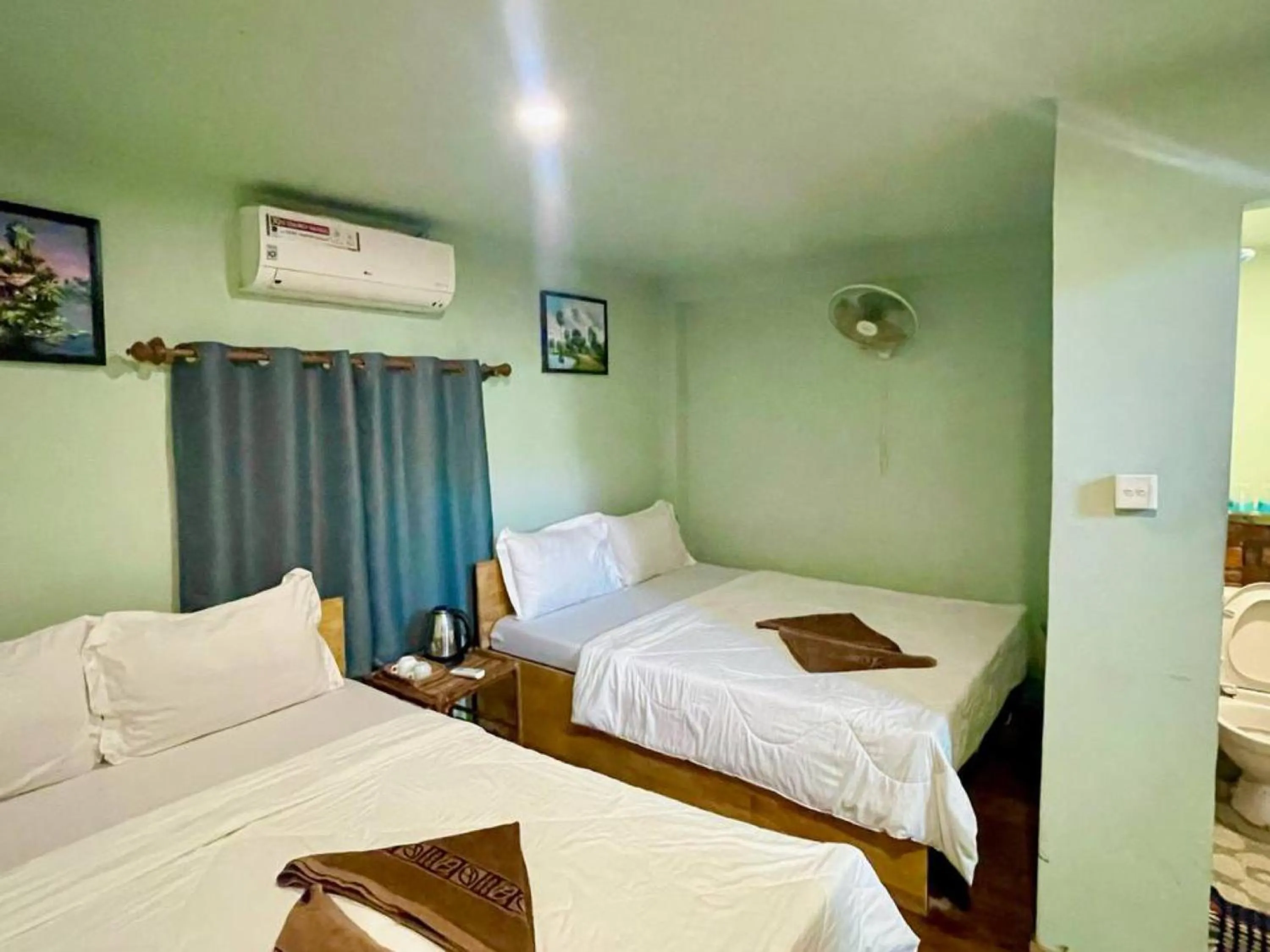 Property building, Bed in The Cliff Hostel, M'Pay Bay