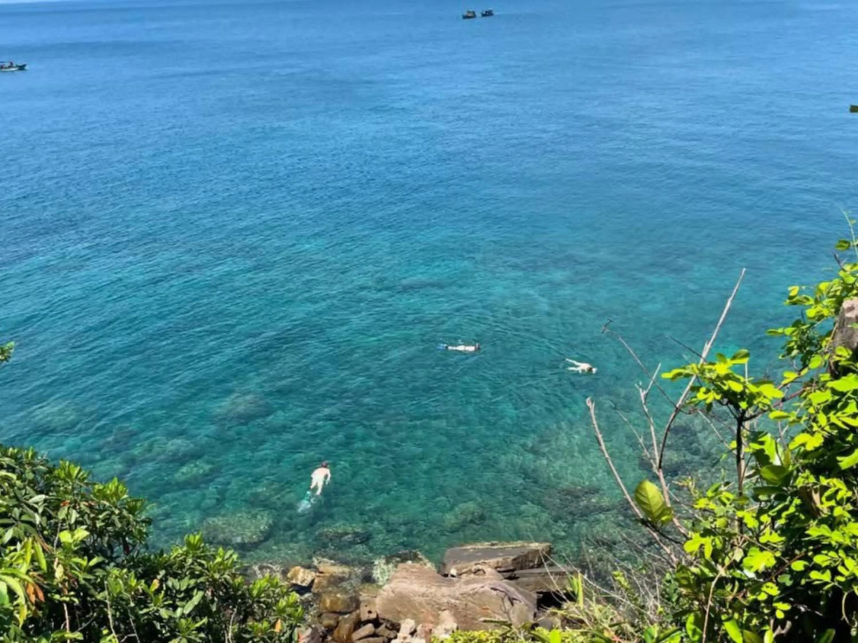 Snorkeling in The Cliff Hostel, M'Pay Bay
