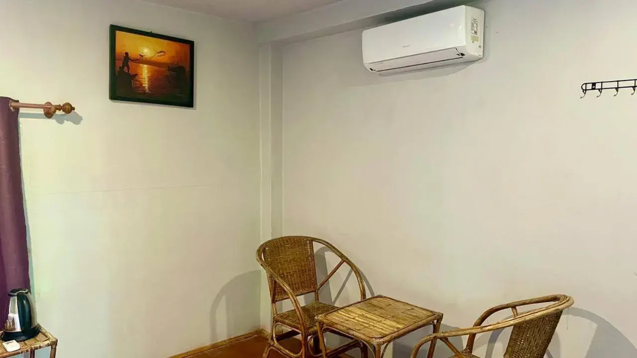 Deluxe Double Room in The Cliff Hostel, M'Pay Bay Deluxe Double Room in The Cliff Hostel, M'Pay Bay