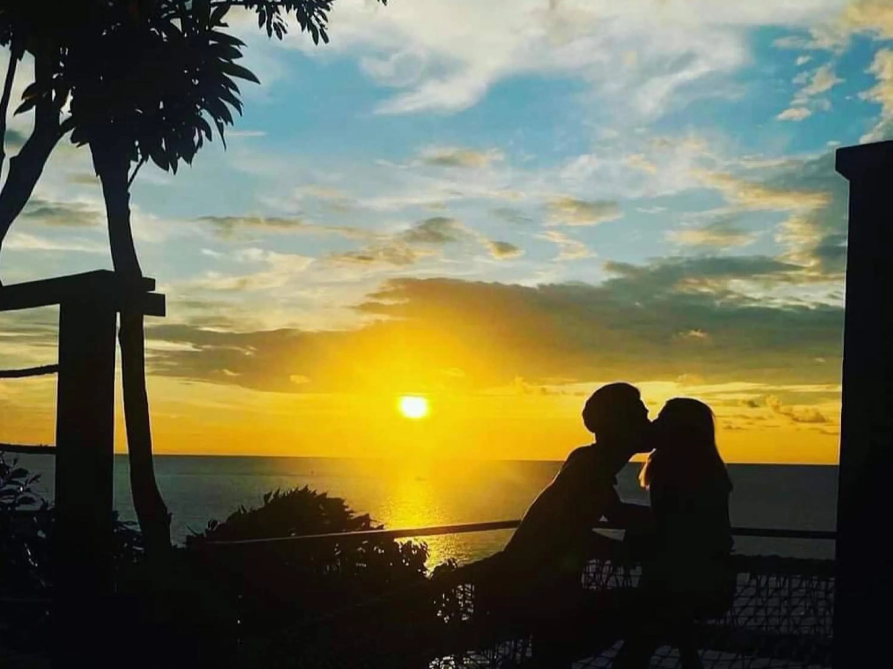 Restaurant/places to eat in The Cliff Hostel, M'Pay Bay