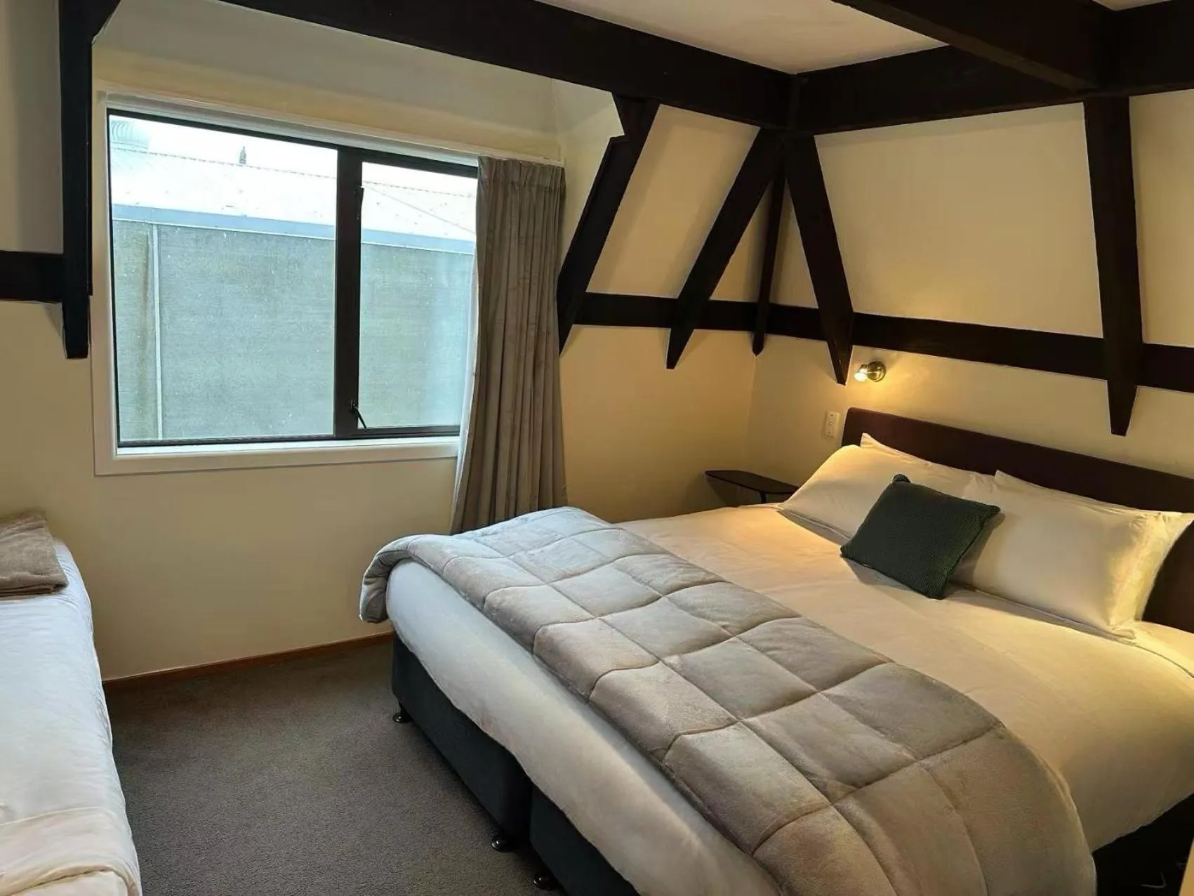 Bed in Castles Motel & Driftwood Motel