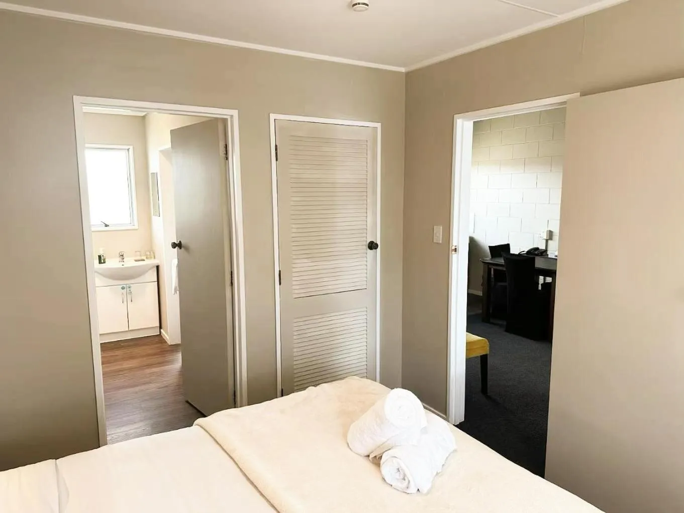 Bed in Castles Motel & Driftwood Motel