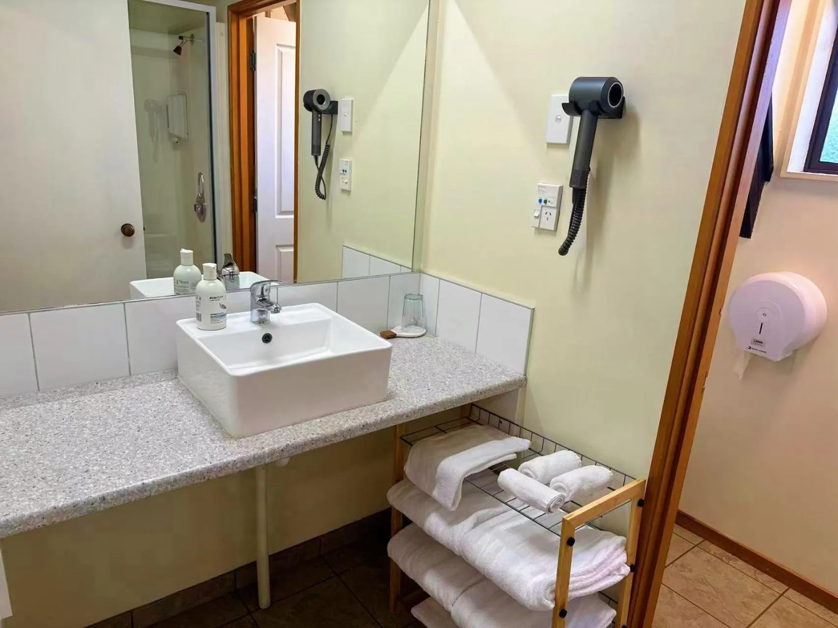 Castles Motel & Driftwood Motel