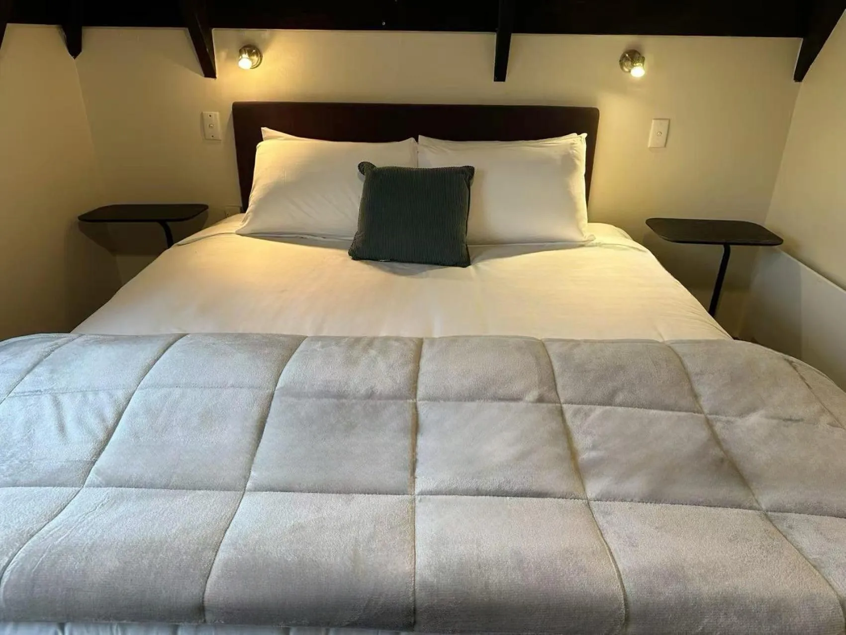 Bed in Castles Motel & Driftwood Motel