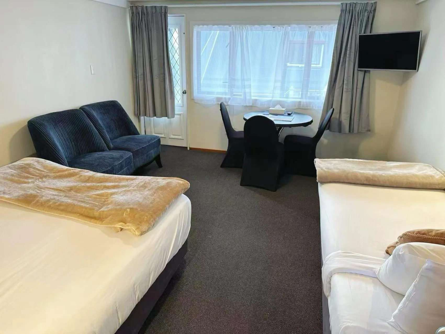 Bed in Castles Motel & Driftwood Motel