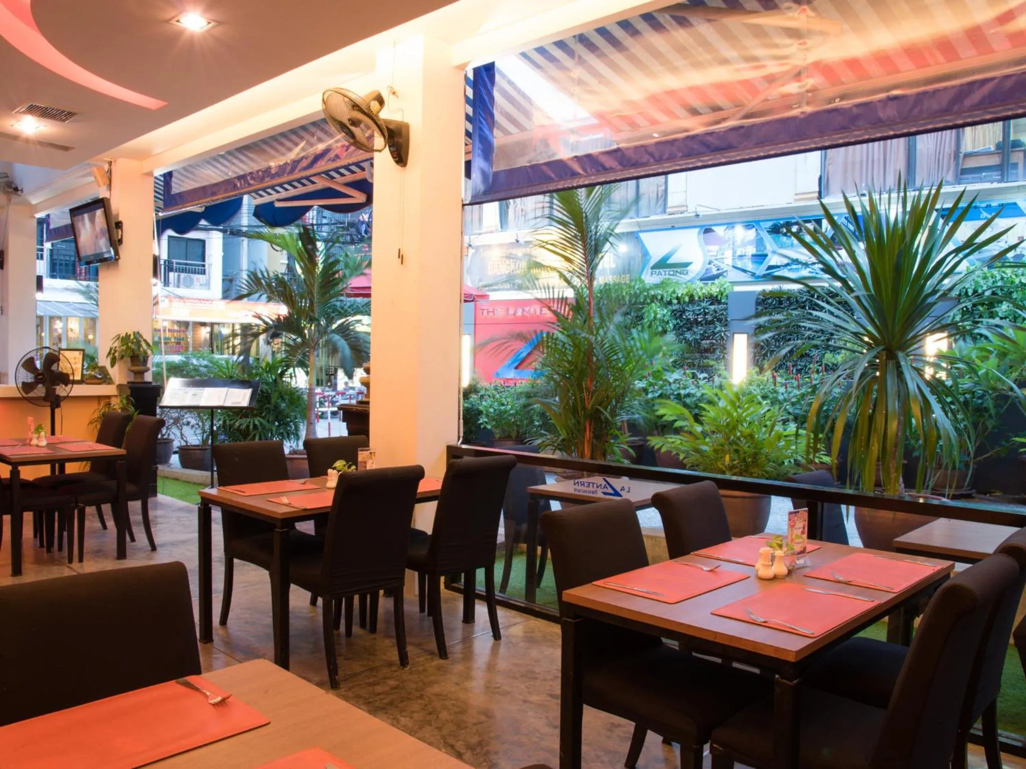 Restaurant/places to eat in The Lantern Resorts Patong - SHA Extra Plus