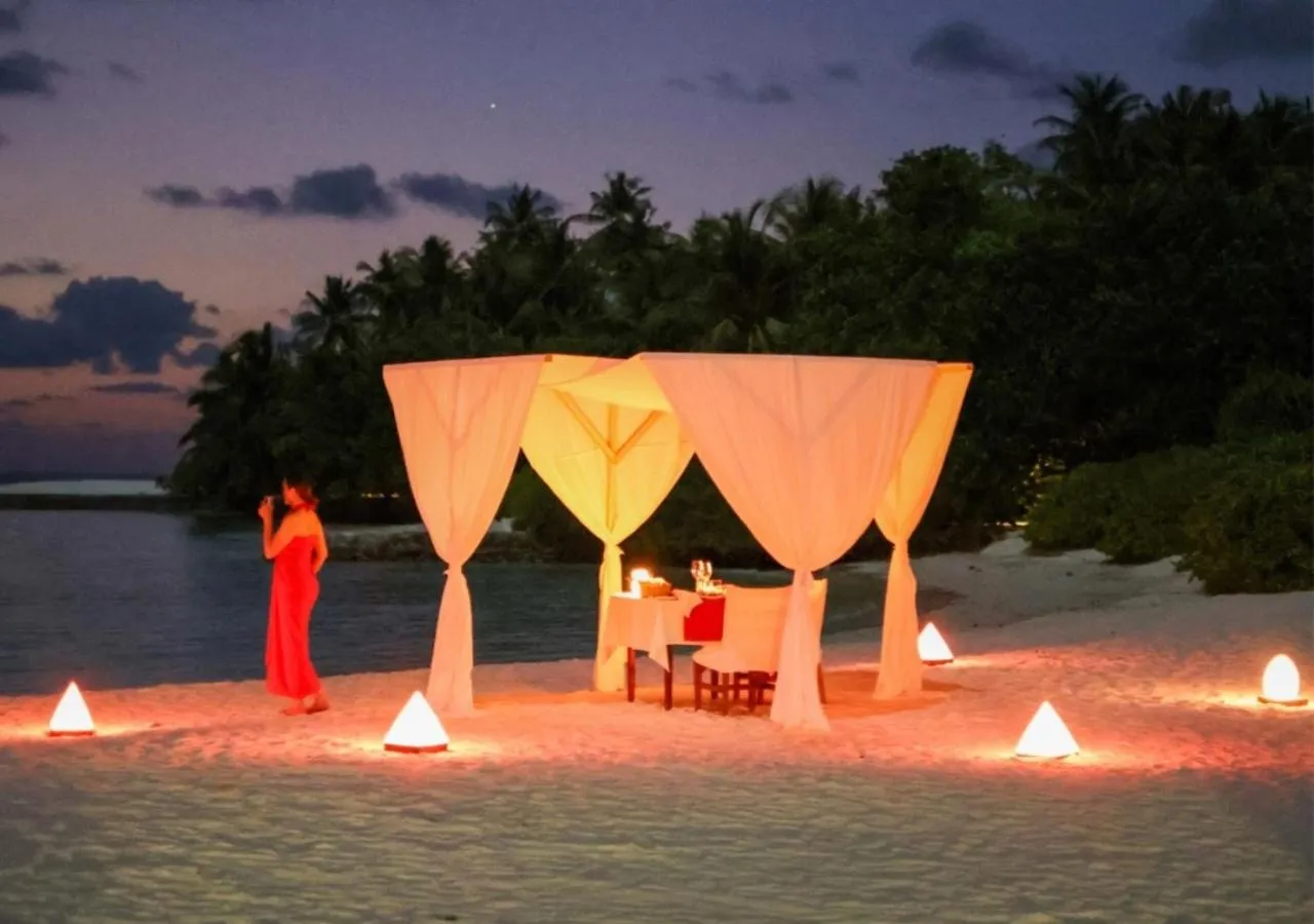 Guests in Makunudu Island- An Intimate Hideaway