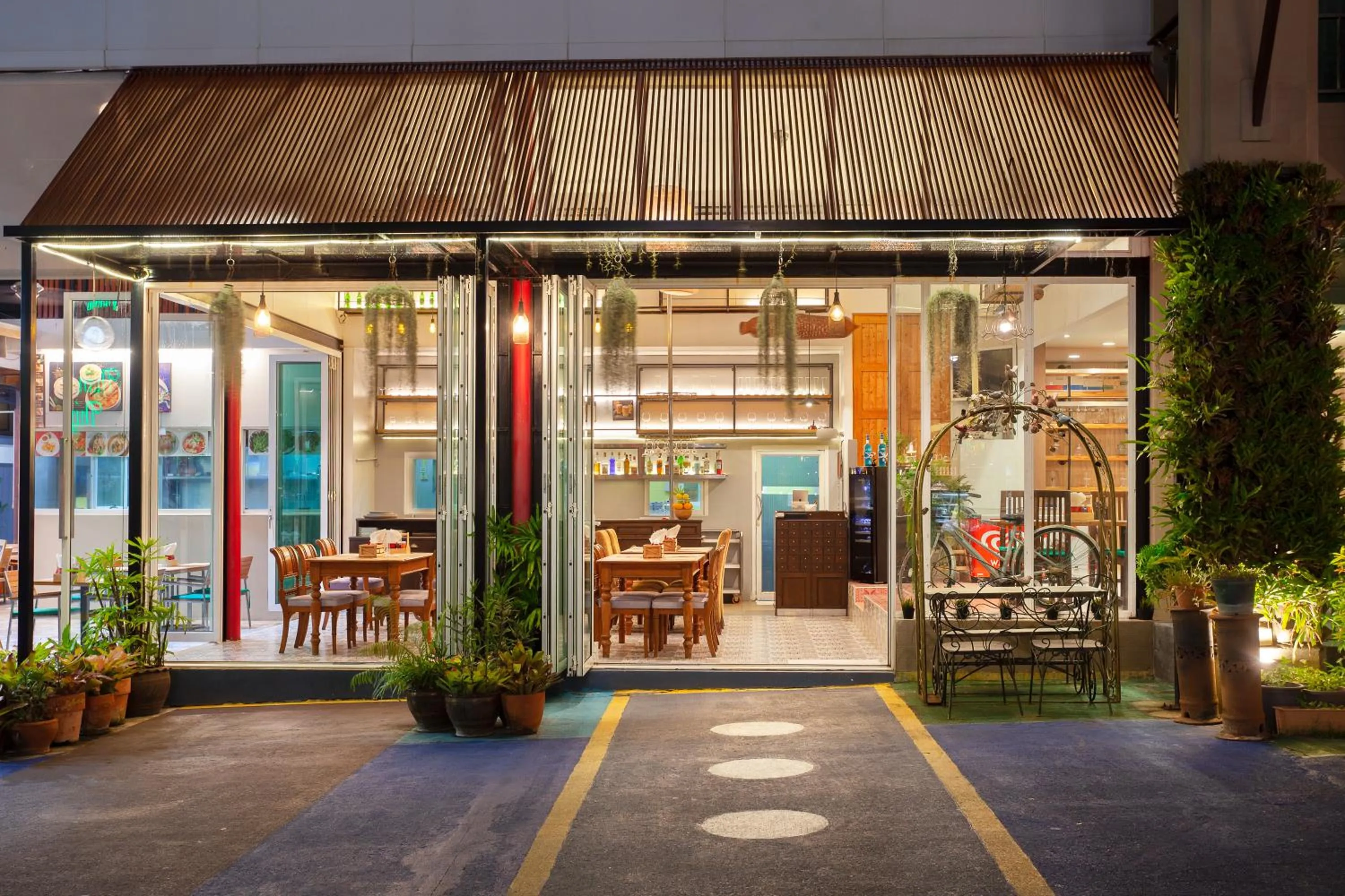 Restaurant/places to eat in Thanthip Beach Resort Patong