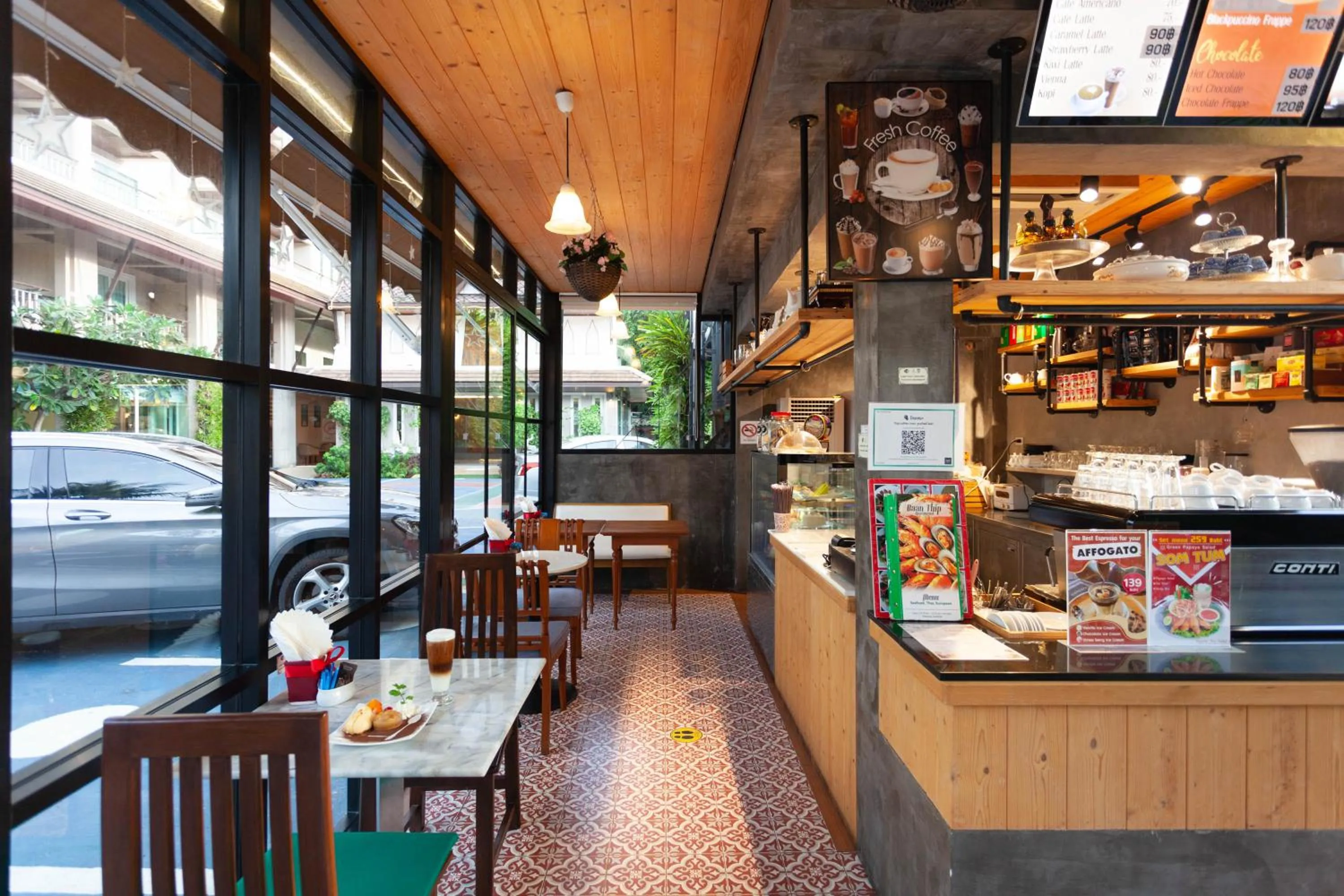 Coffee/tea facilities in Thanthip Beach Resort Patong