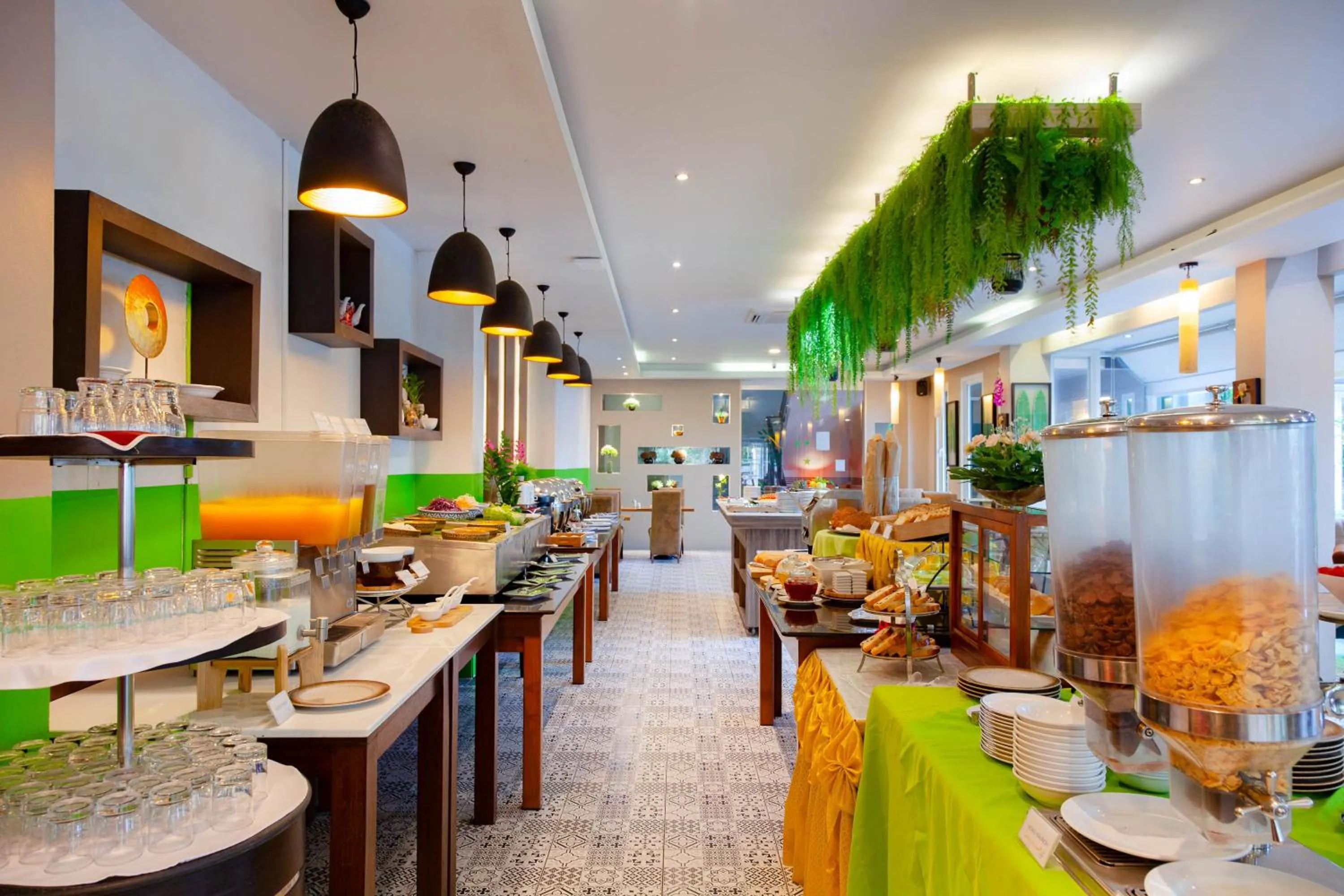 Restaurant/places to eat in Thanthip Beach Resort Patong