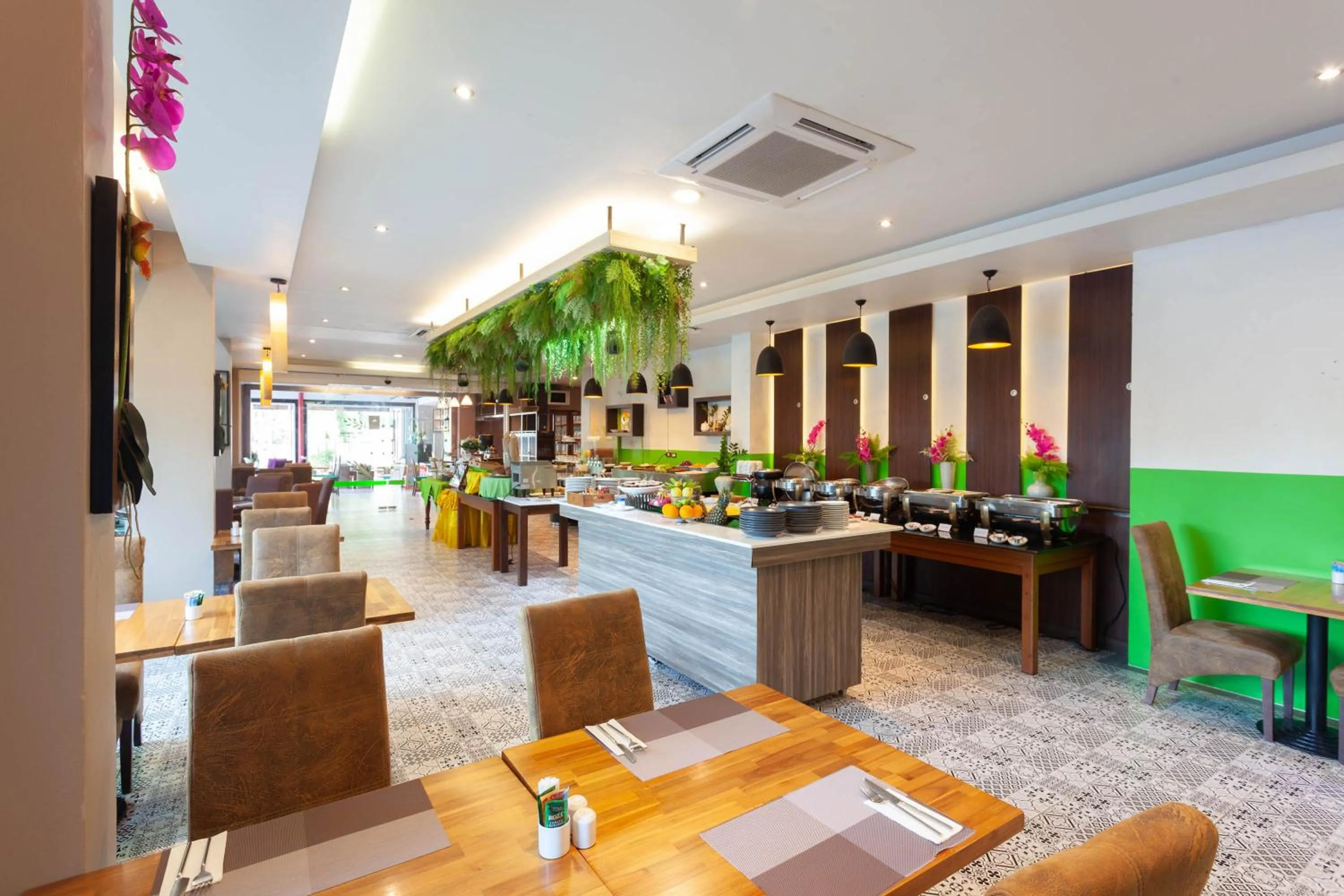 Restaurant/places to eat in Thanthip Beach Resort Patong