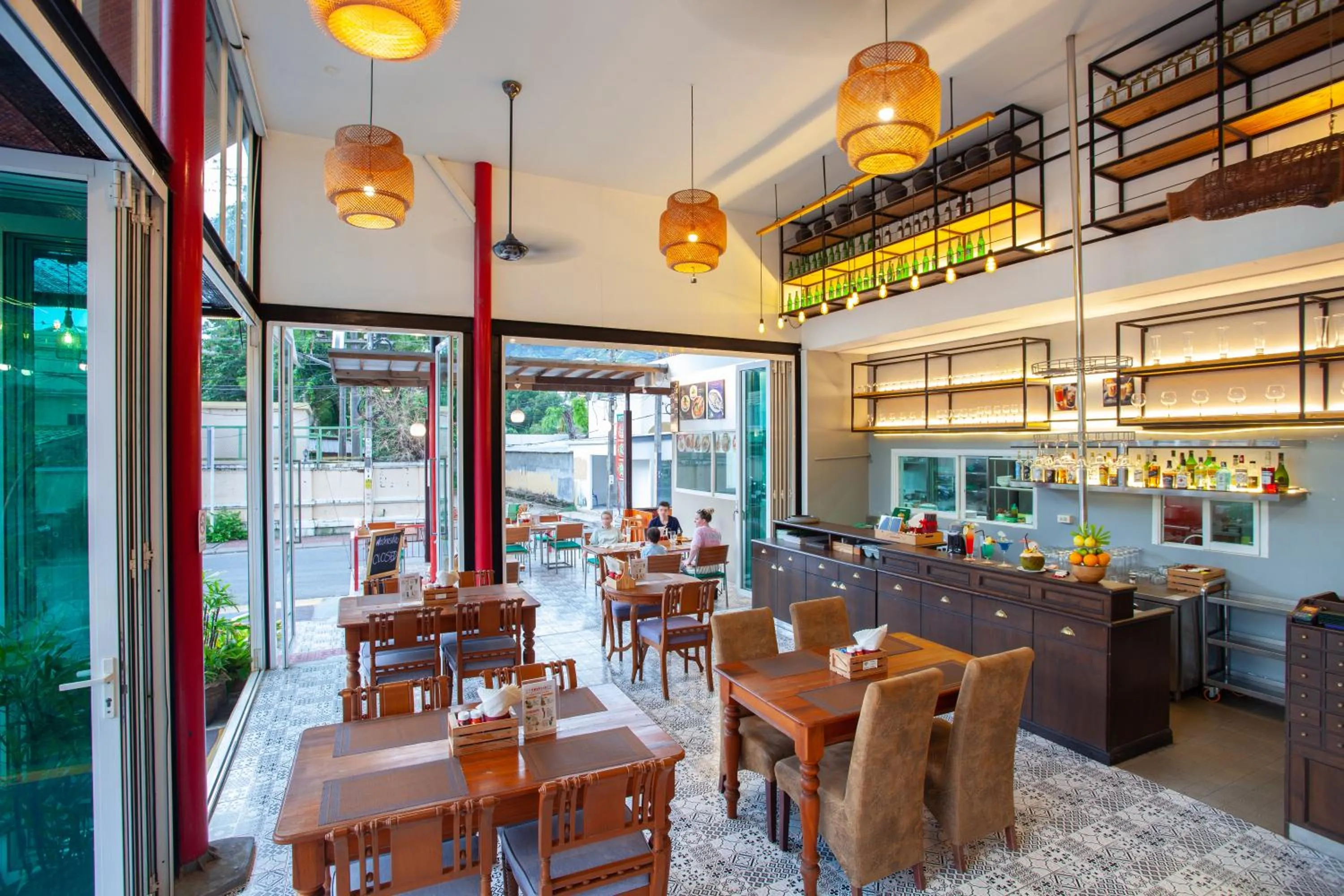 Restaurant/places to eat in Thanthip Beach Resort Patong