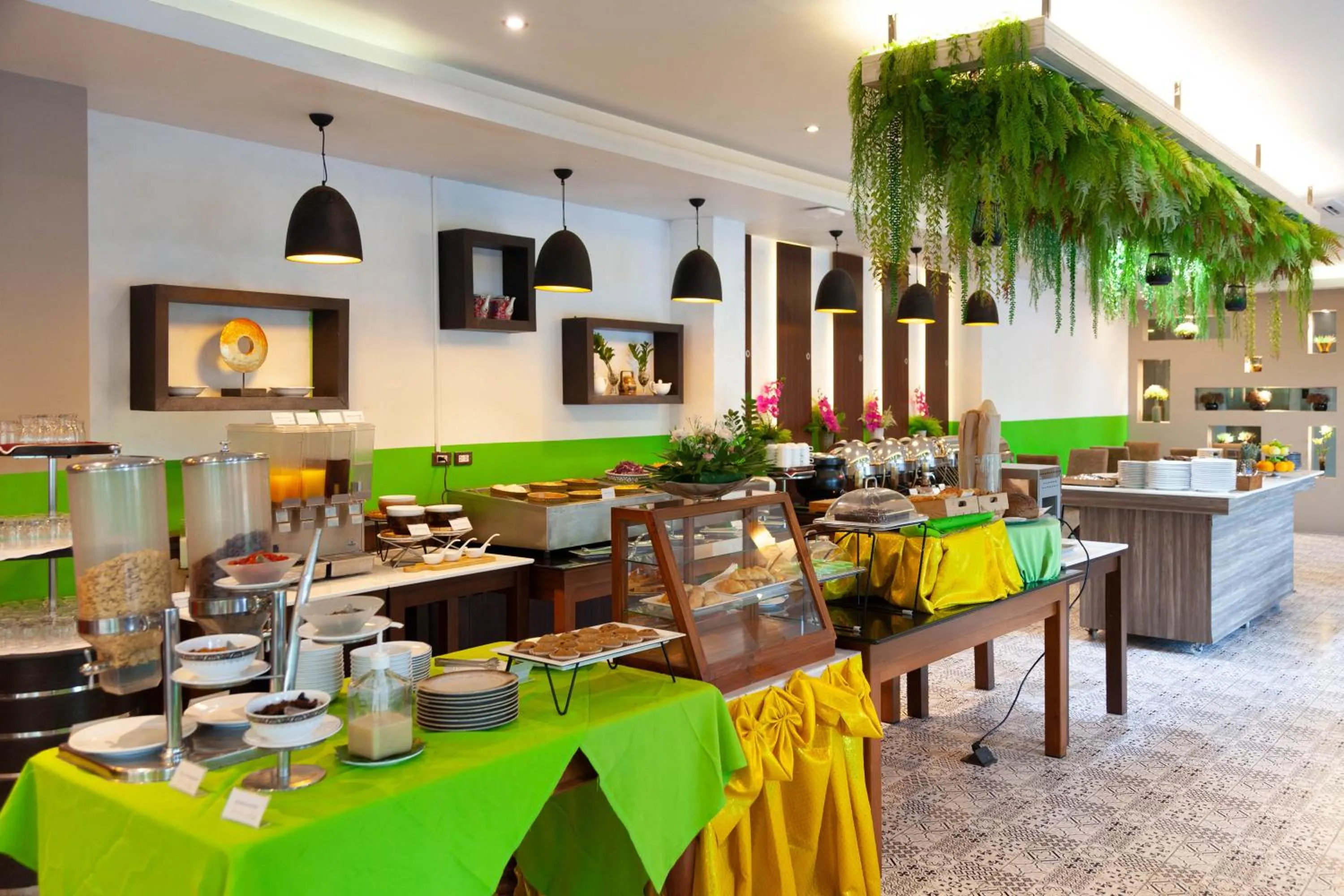 Restaurant/places to eat in Thanthip Beach Resort Patong