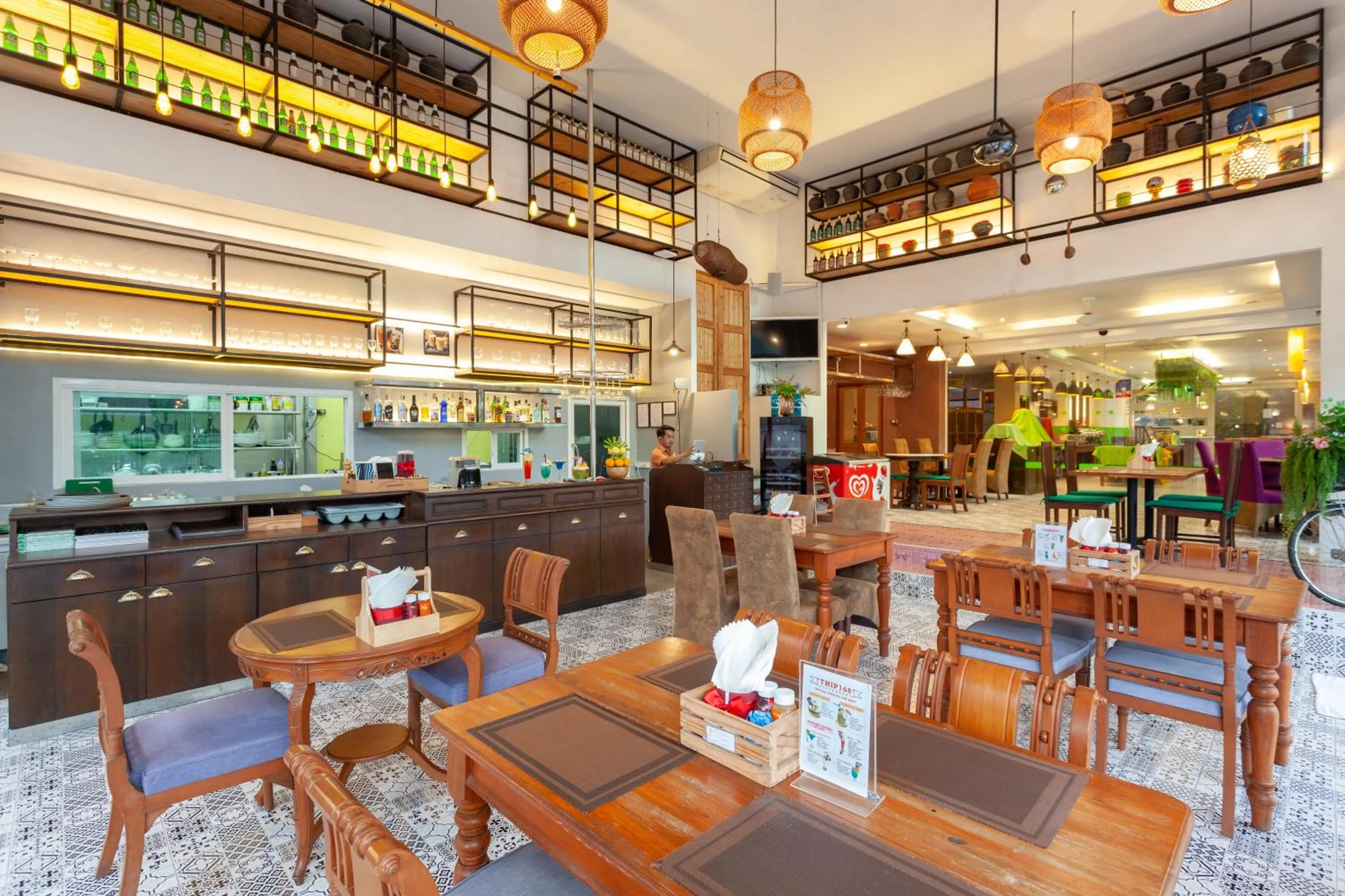 Restaurant/places to eat in Thanthip Beach Resort Patong