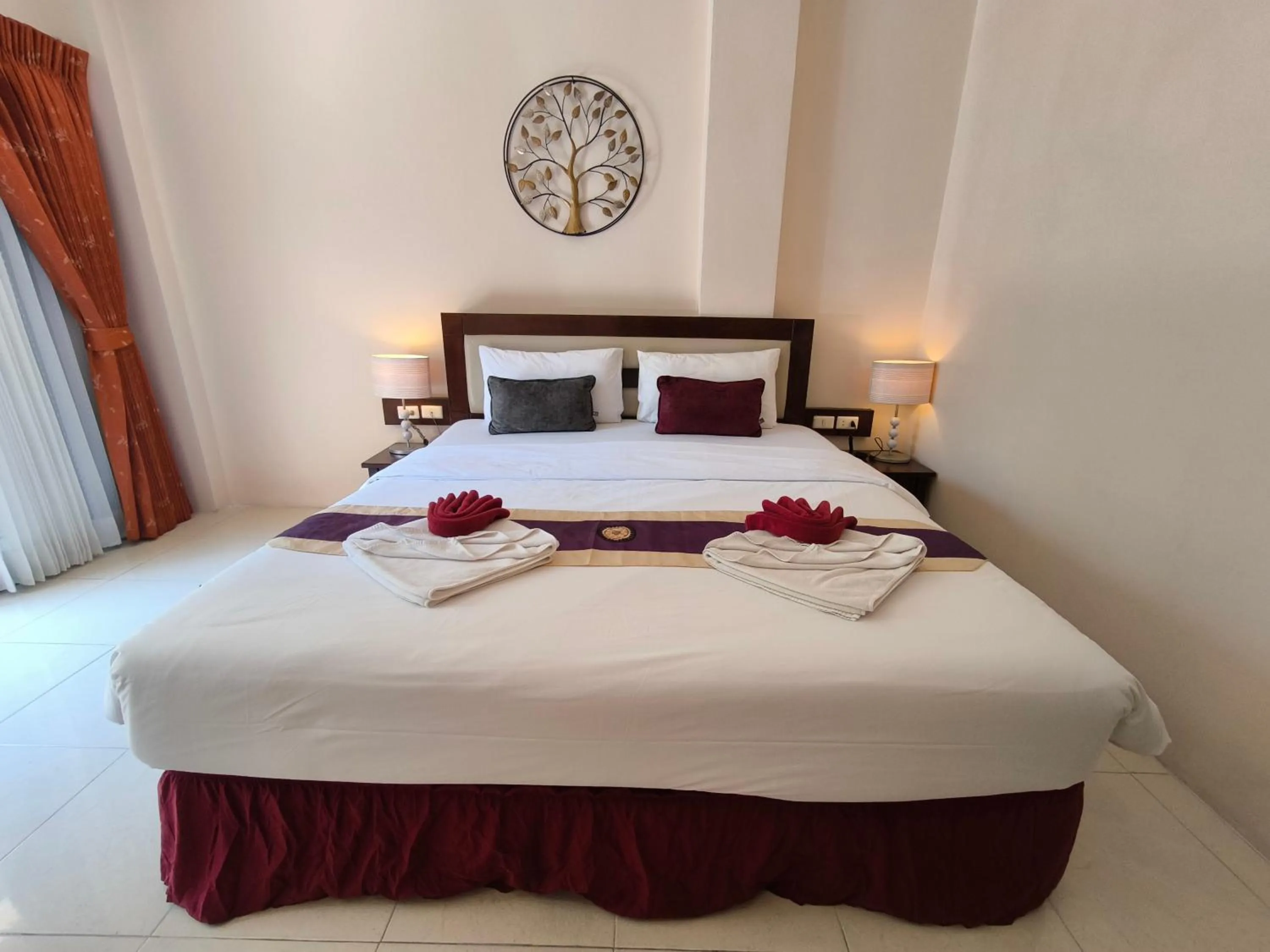 Bedroom, Bed in Seven Seas Hotel Patong Beach