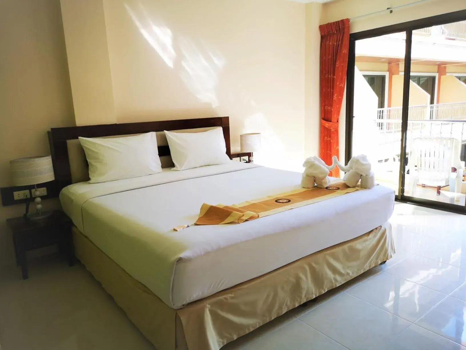 Standard Double Room with Balcony in Seven Seas Hotel Patong Beach Standard Double Room with Balcony in Seven Seas Hotel Patong Beach