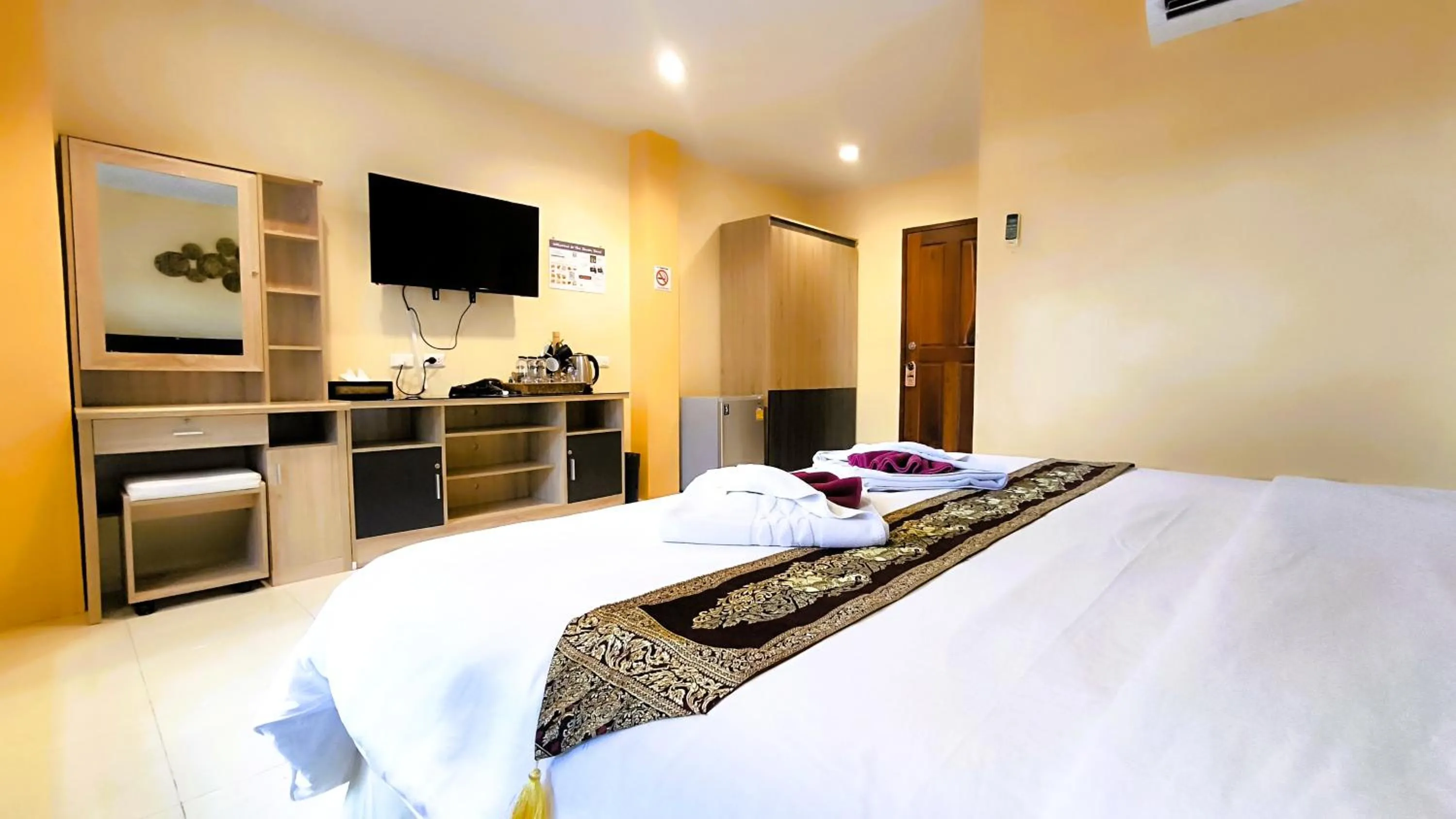 Bedroom, Bed in Seven Seas Hotel Patong Beach