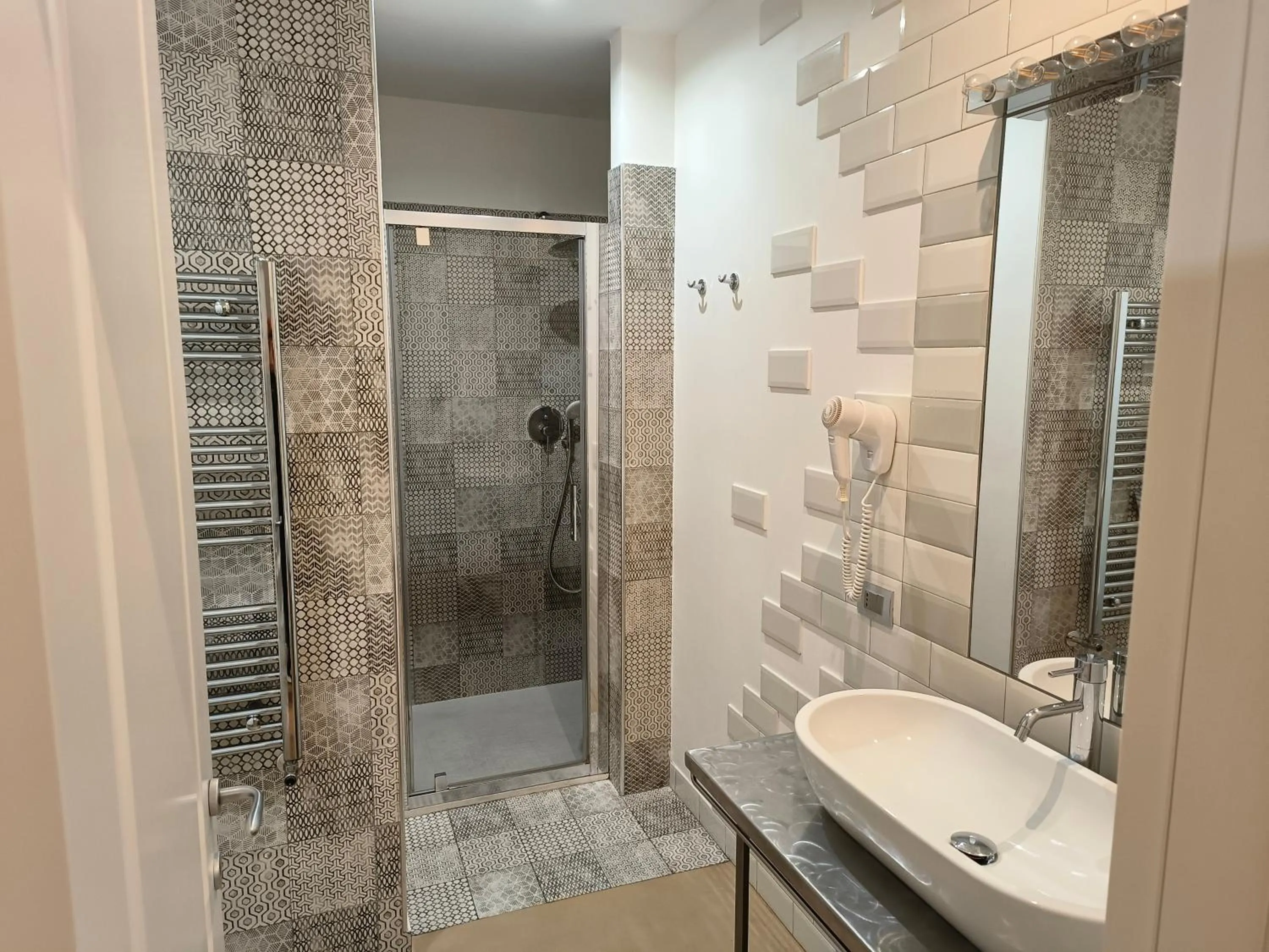 Shower in Trevi Contemporary Suite