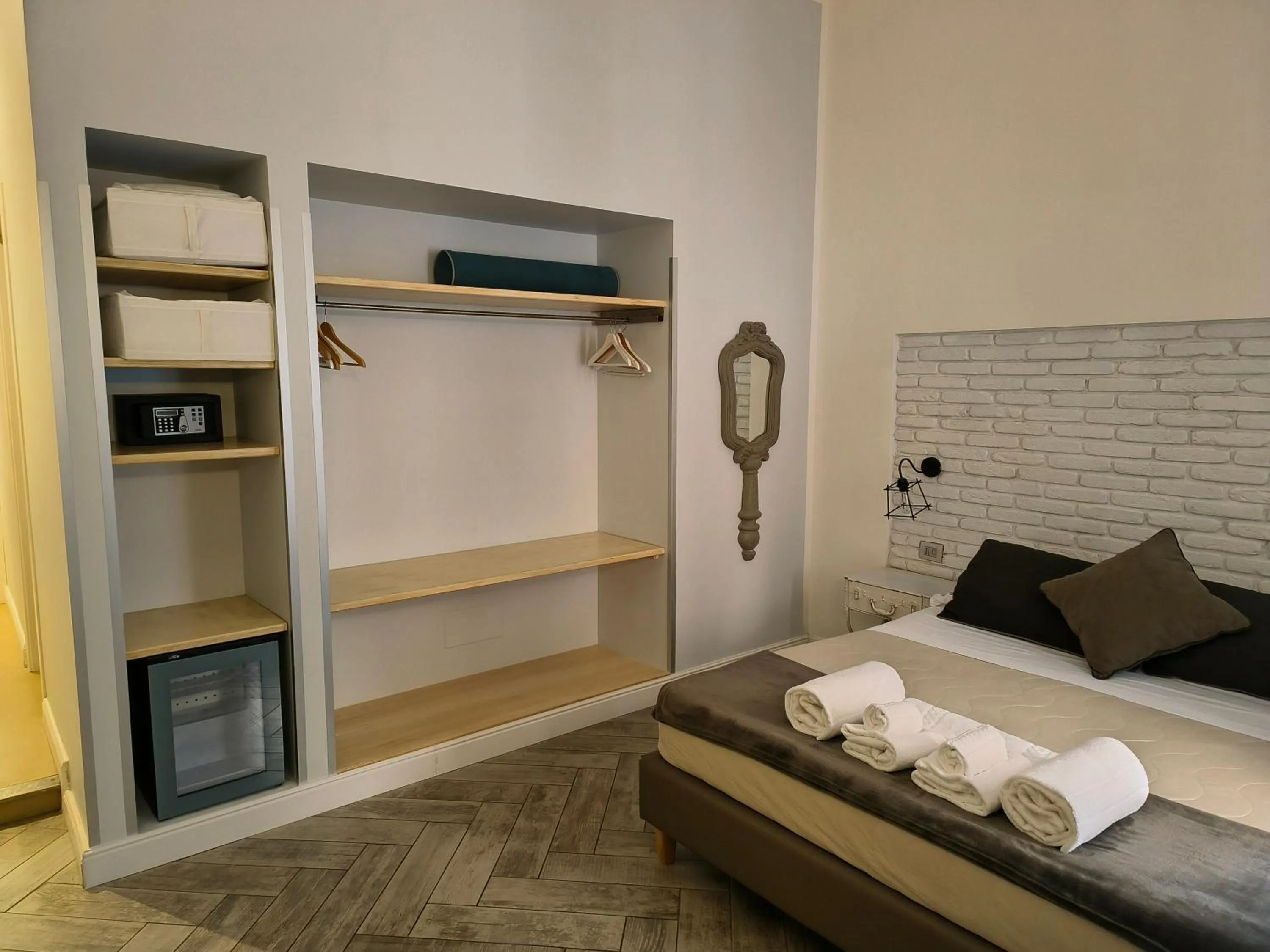 wardrobe, Bed in Trevi Contemporary Suite