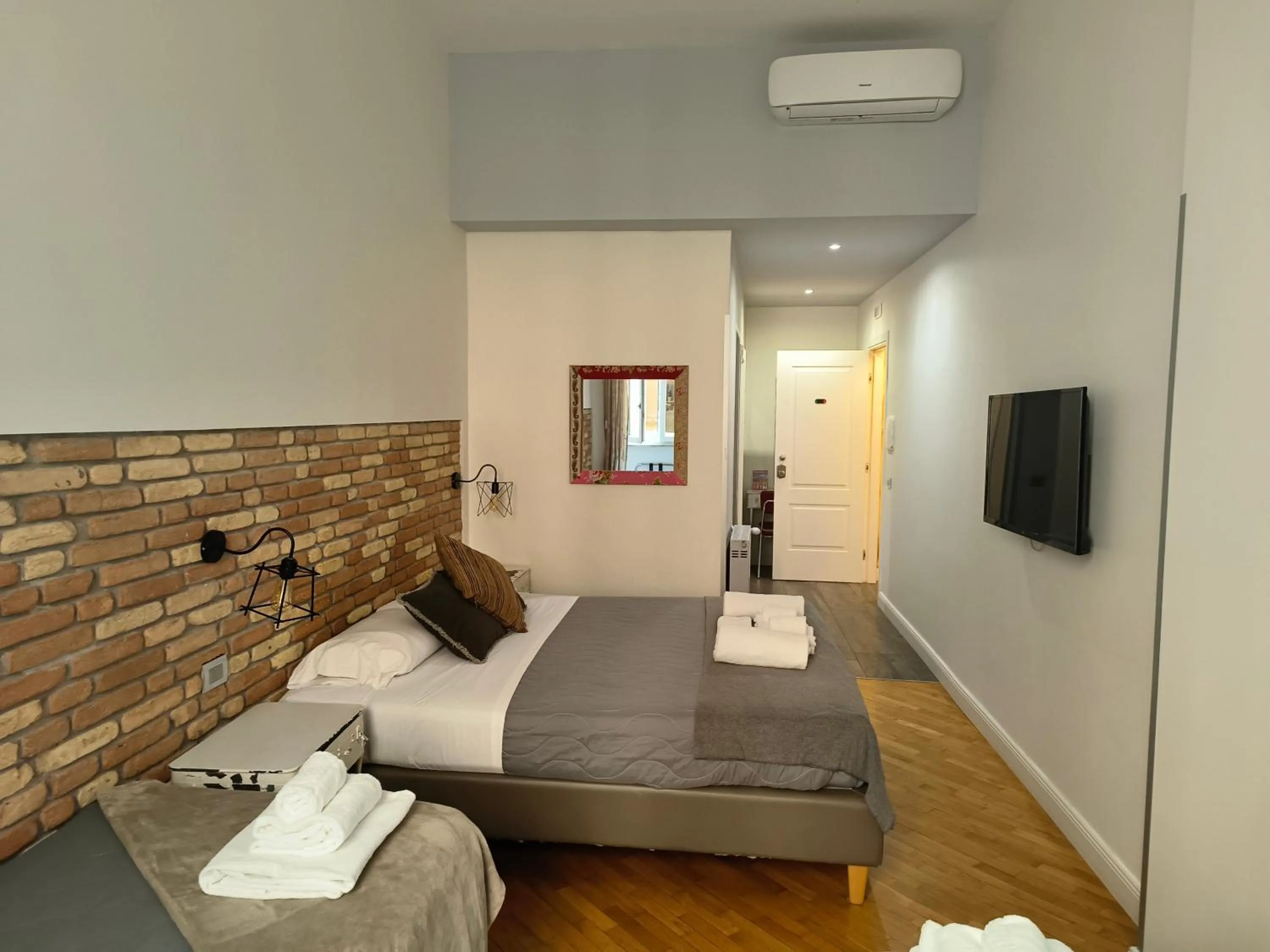 Bed in Trevi Contemporary Suite