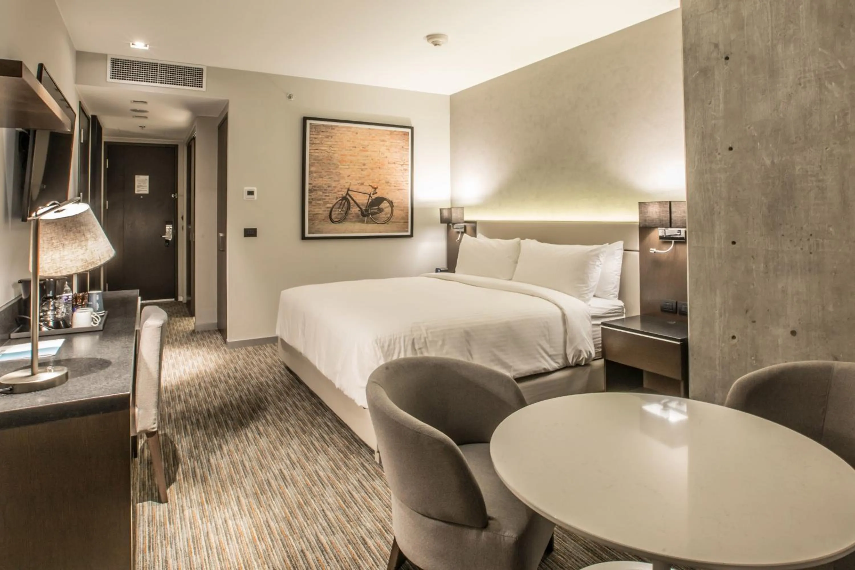 Photo of the whole room, Bed in Four Points by Sheraton Puebla