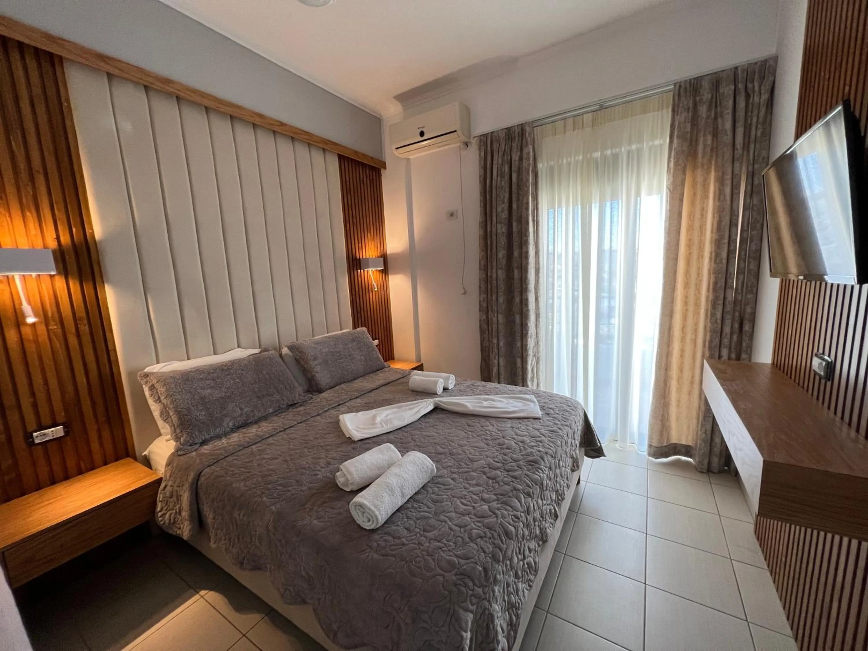 Photo of the whole room, Bed in Ilio Boutique Hotel