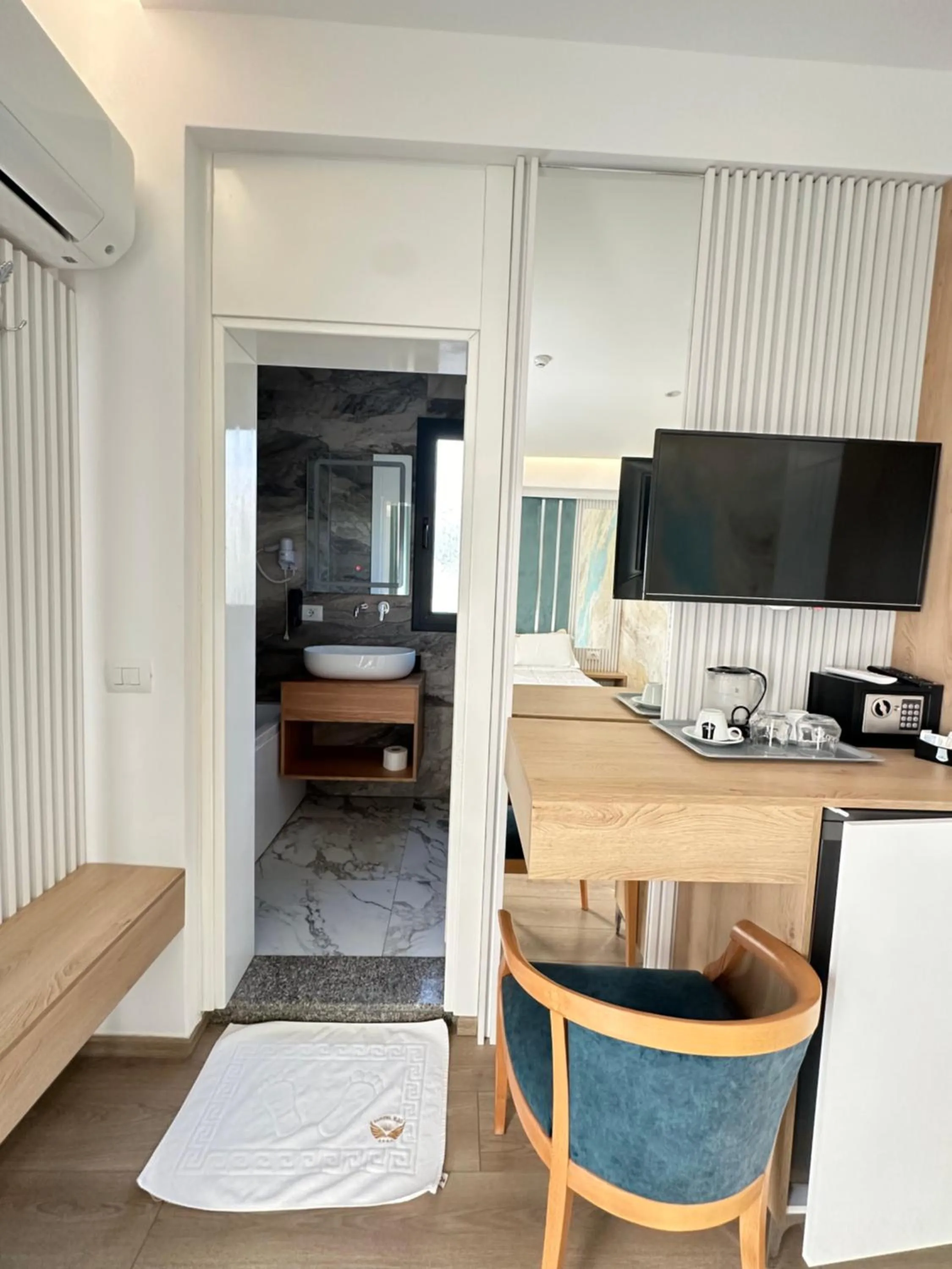 TV and multimedia in Ilio Boutique Hotel