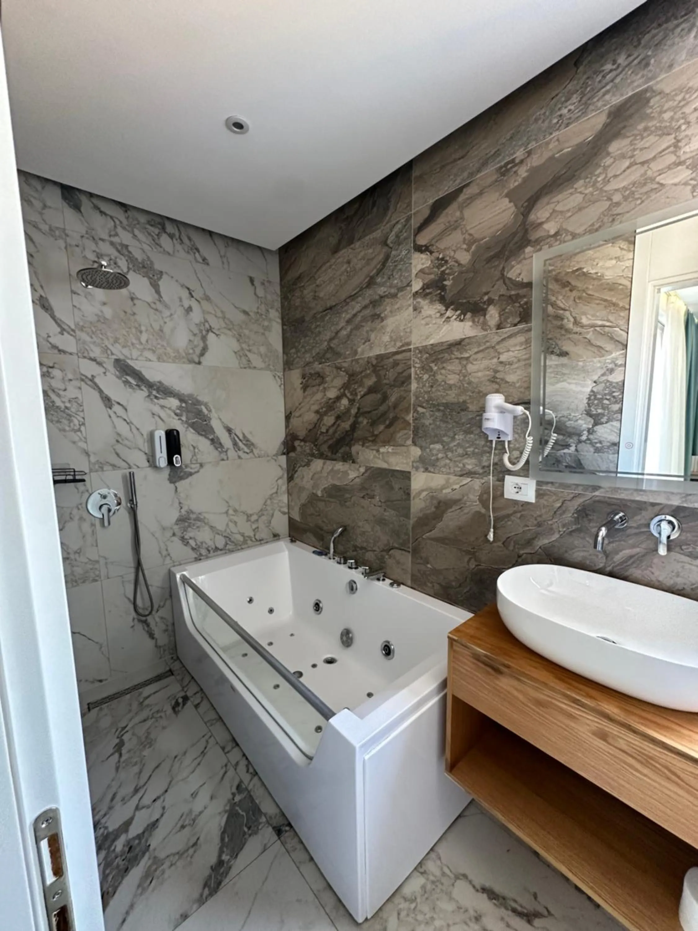 Hot Tub in Ilio Boutique Hotel