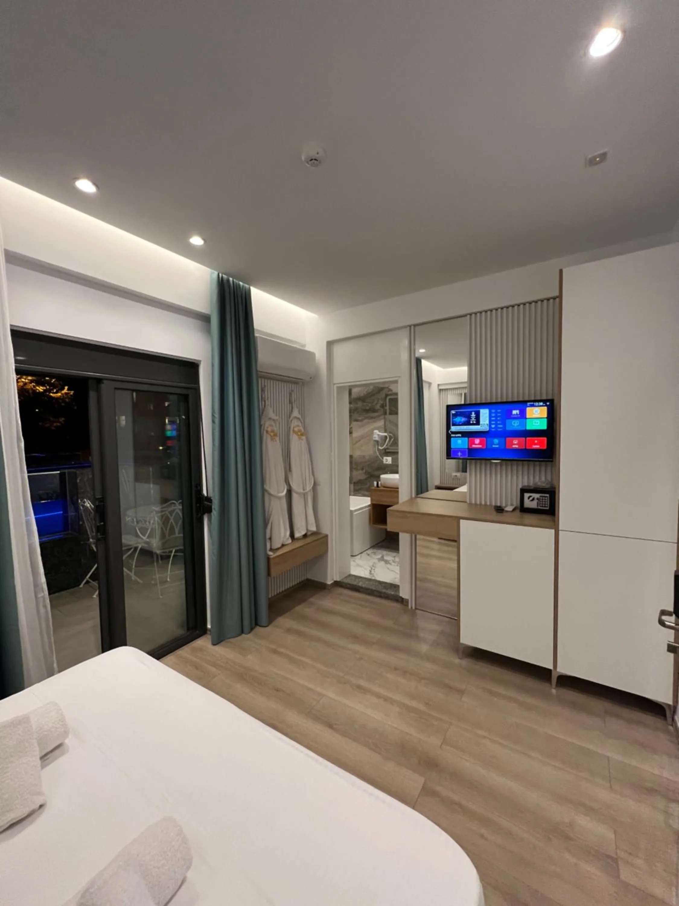 TV and multimedia, Bed in Ilio Boutique Hotel