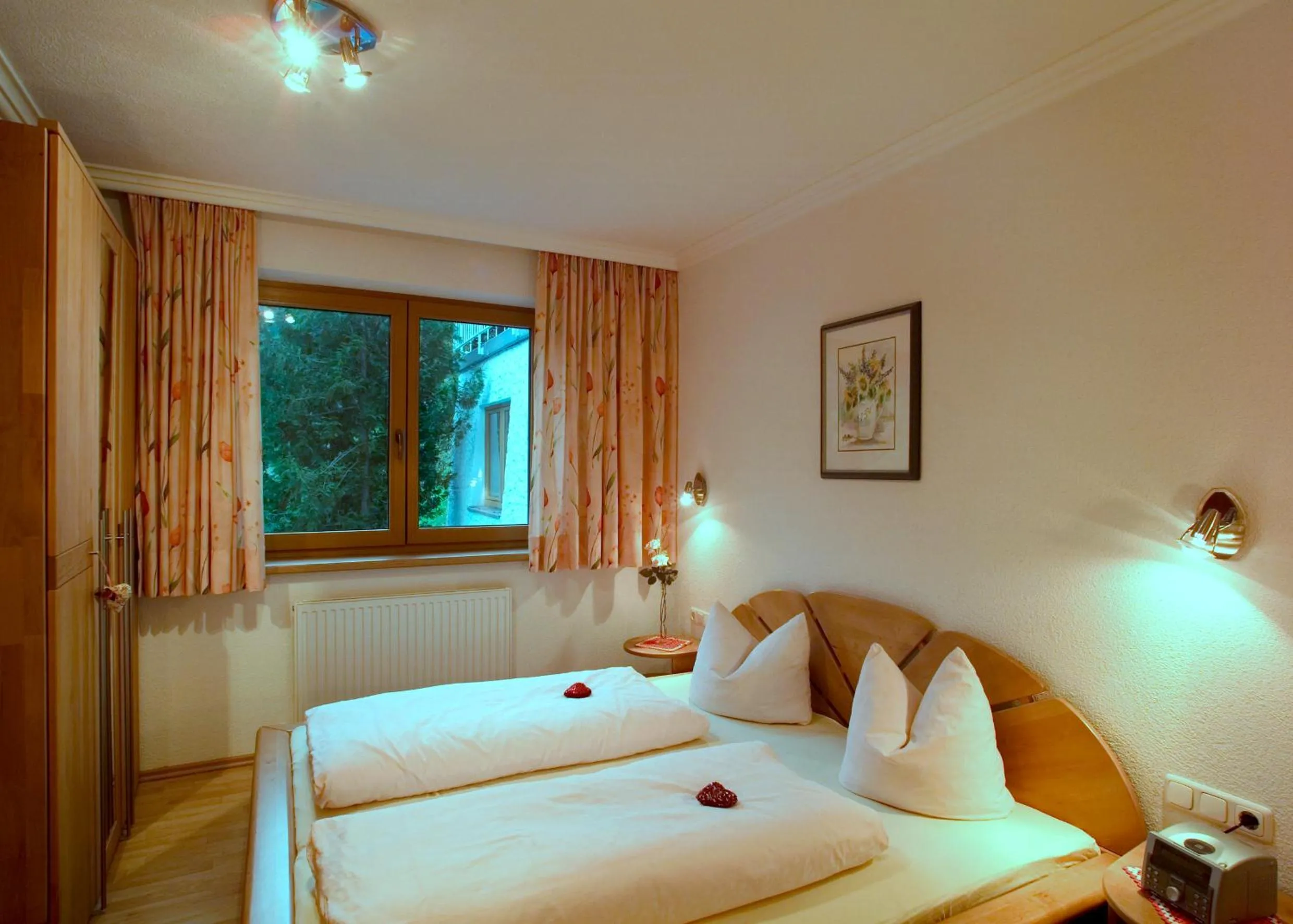 Photo of the whole room, Bed in Hotel Garni Bergwelt